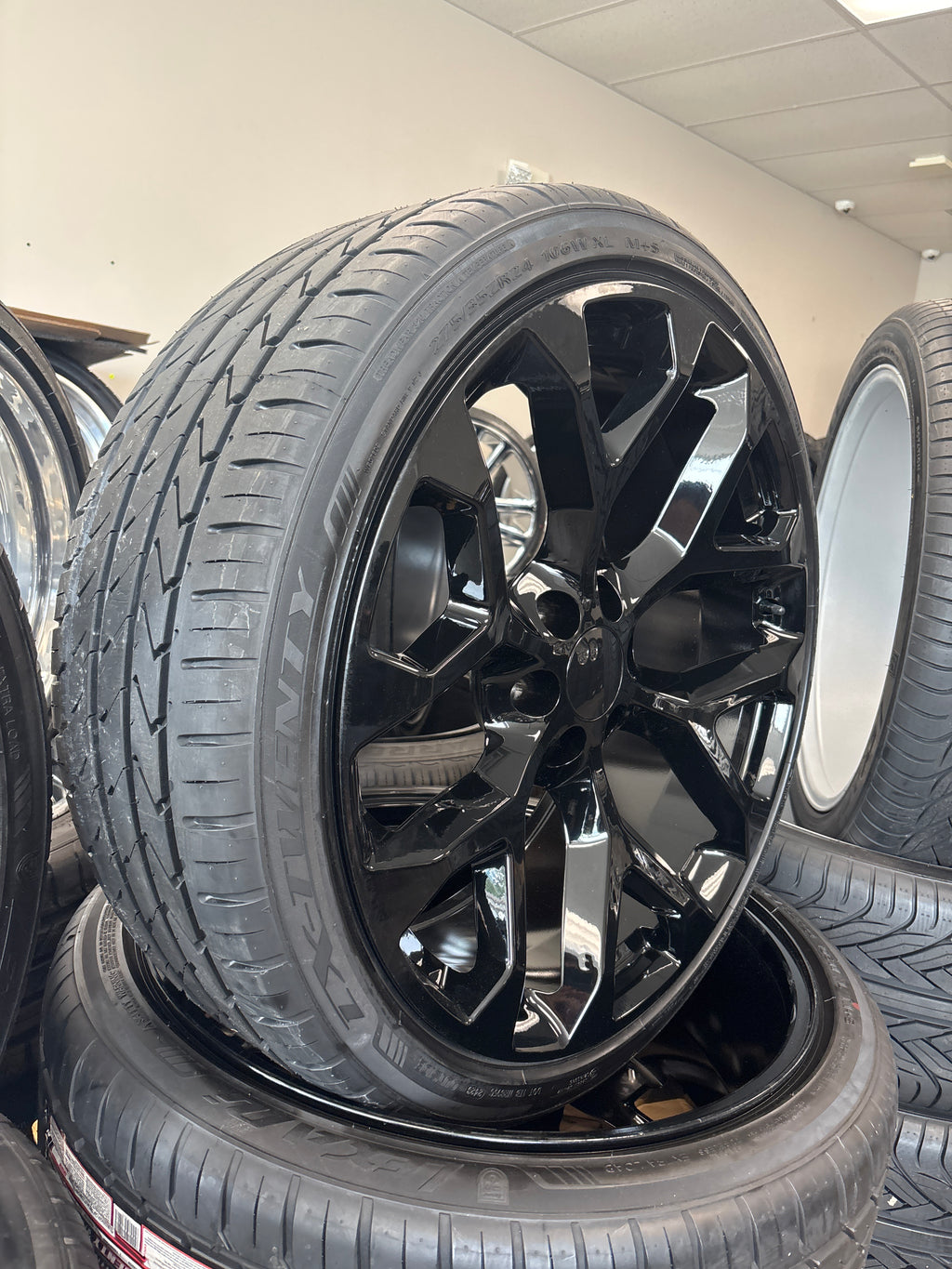 24” GM Snowflake Replica GB 6x5.5 & 275/35R24 Lexani LX-Twenty