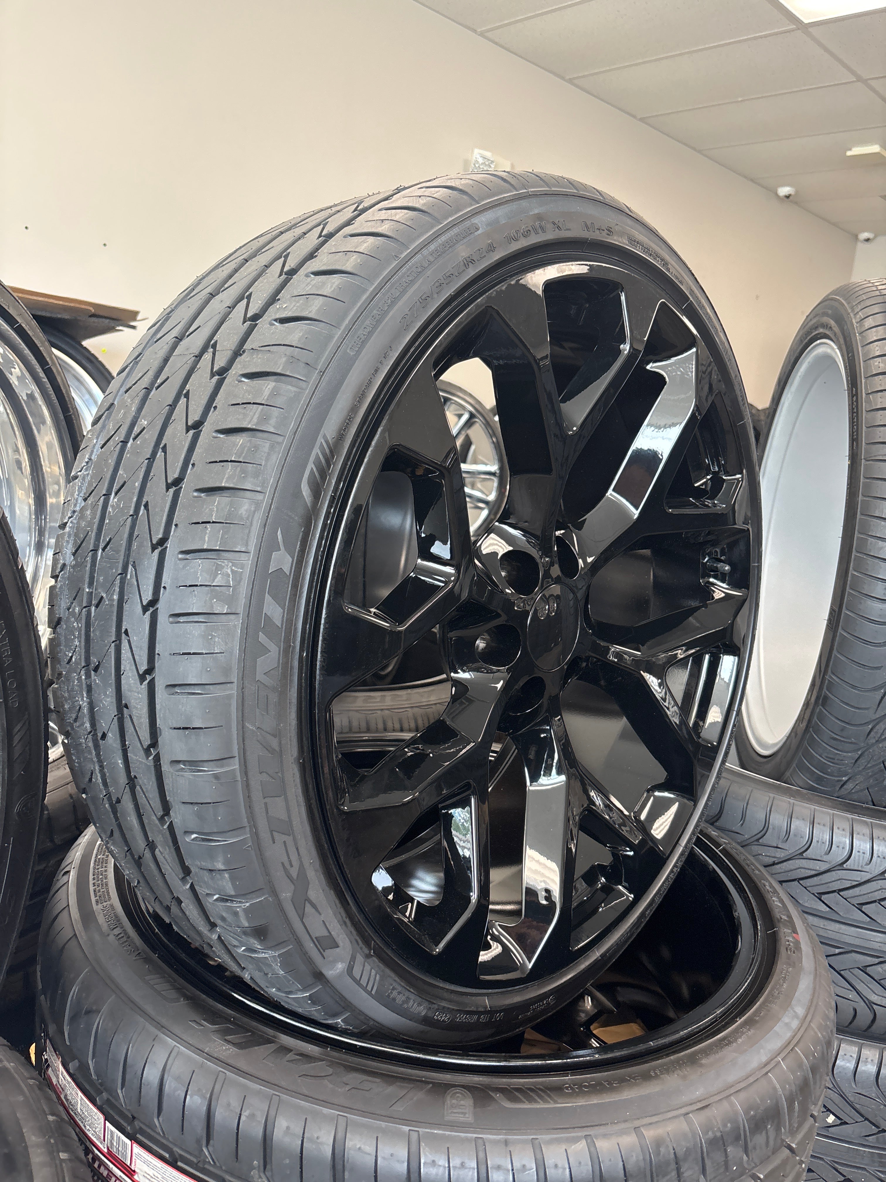 24” GM Snowflake Replica GB 6x5.5 & 275/35R24 Lexani LX-Twenty