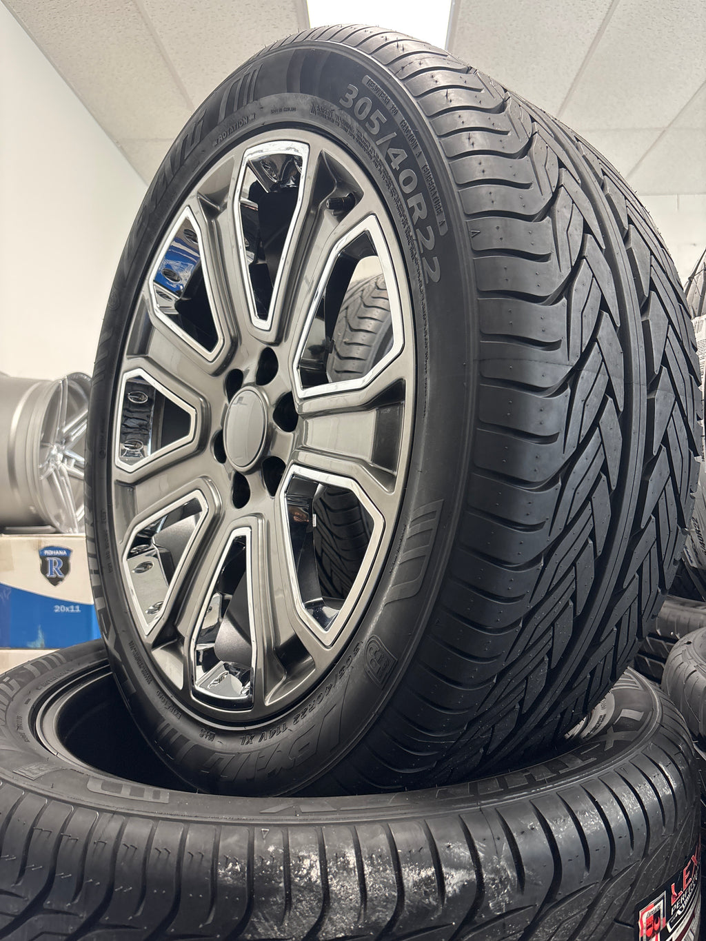 22” Denali Replica 6x5.5 & 305/40R22 Lexani