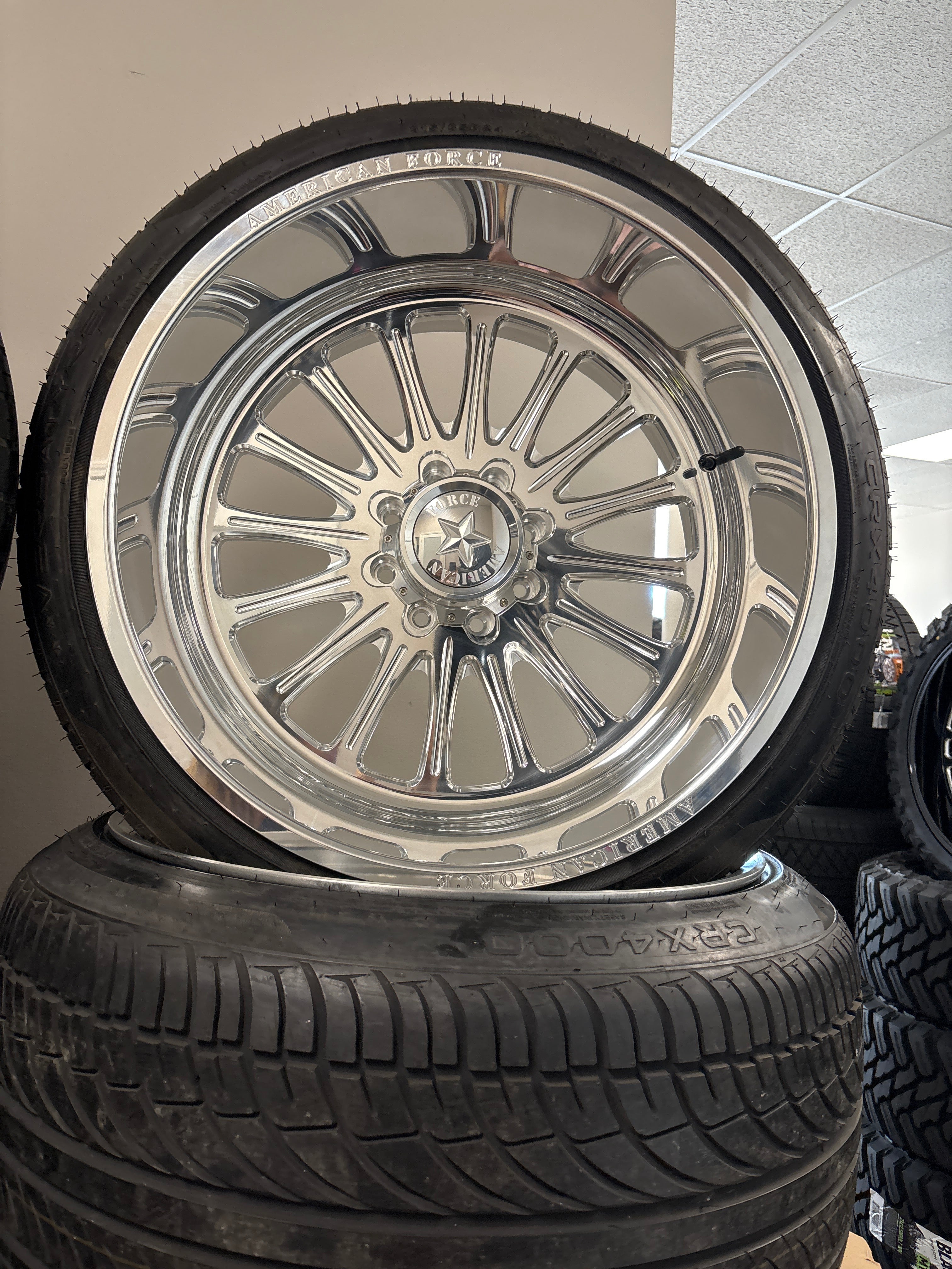 24x14 American Force Lexar 8x6.5 & 305/35R24 Versatyre