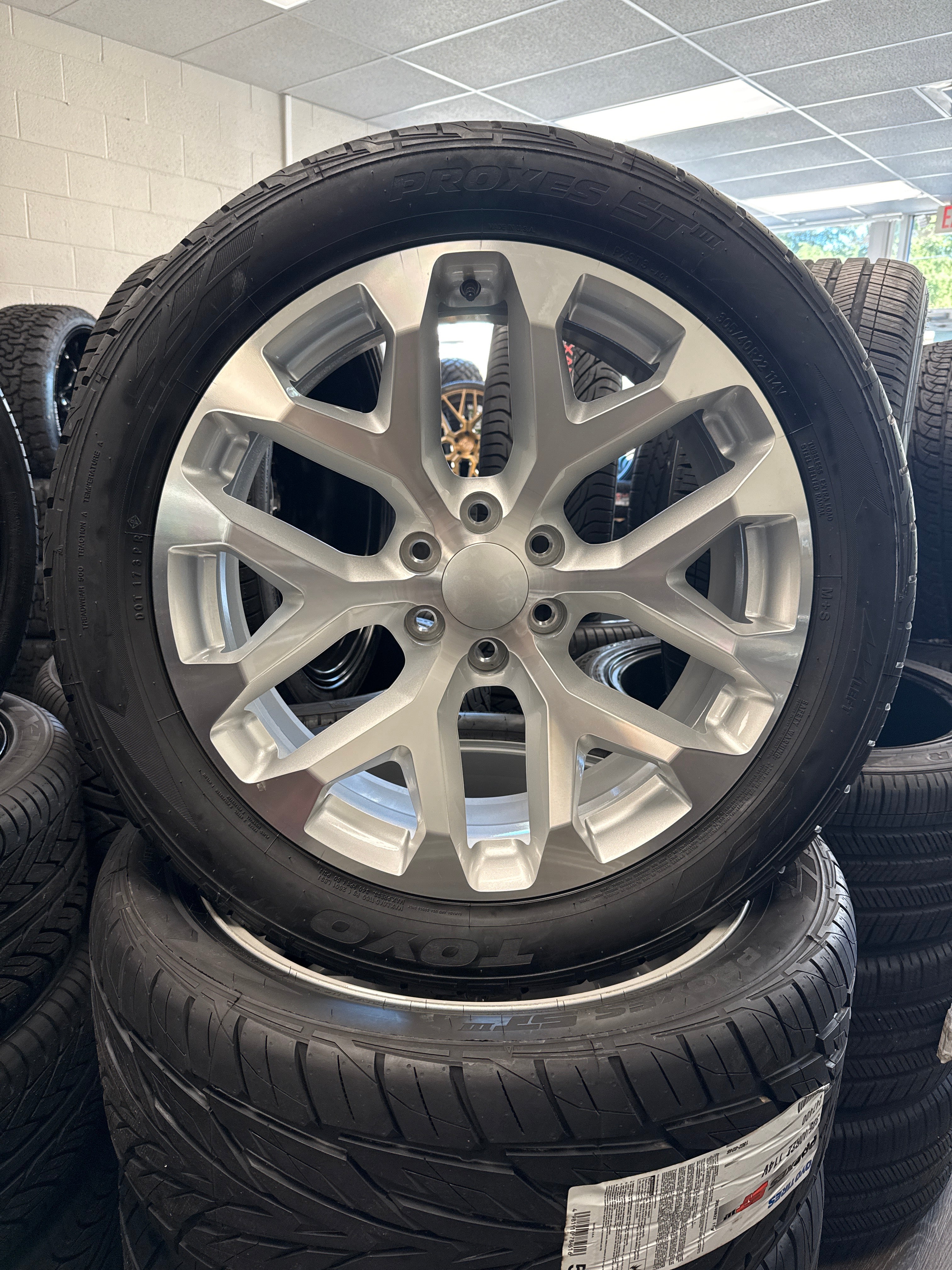 22” GM Snowflake Replica Silver 6x5.5 & 305/40R22 Toyo Proxes ST3