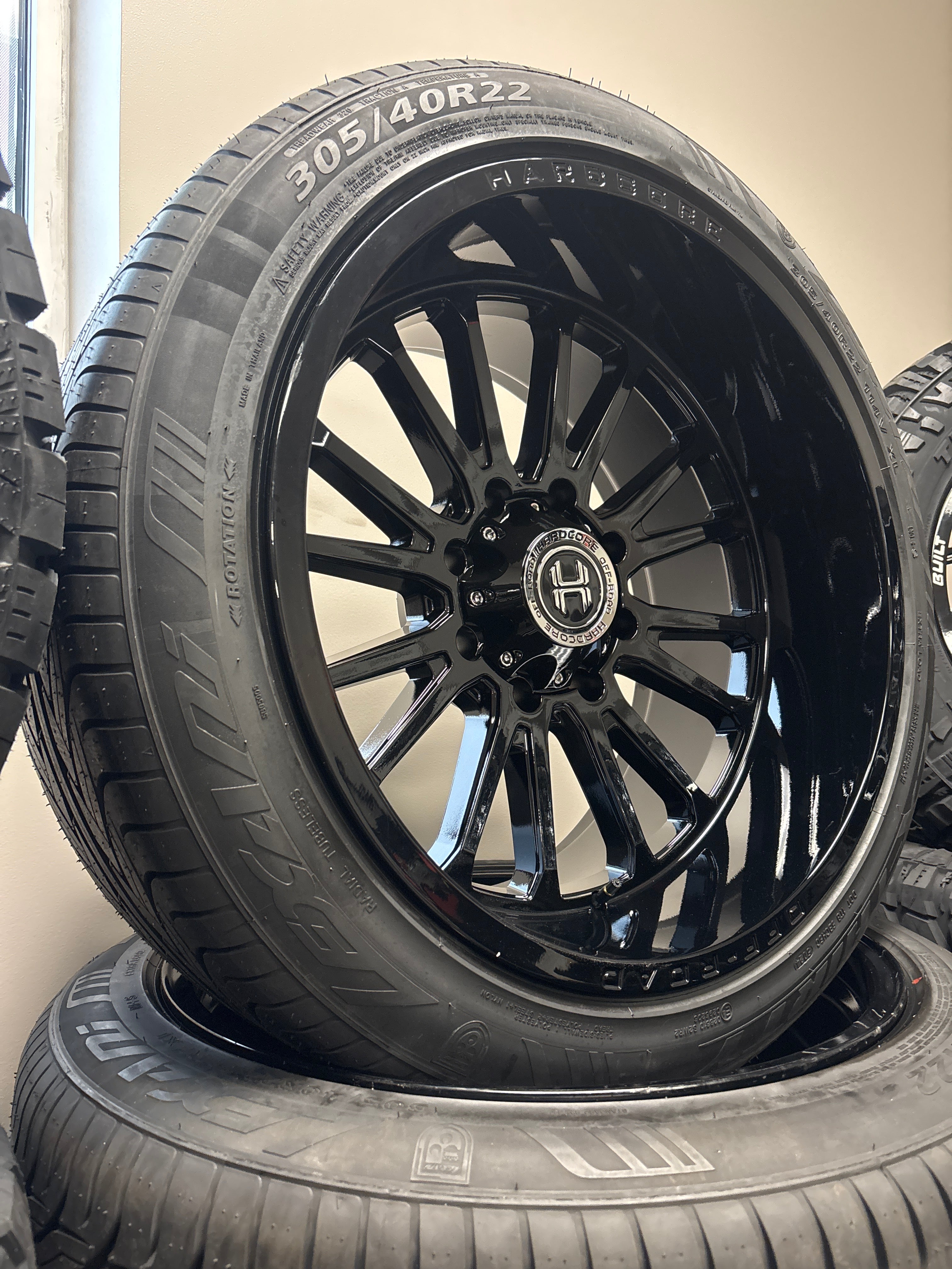 22x12 Hardcore HC108 GB 8x180 & 305/40R22