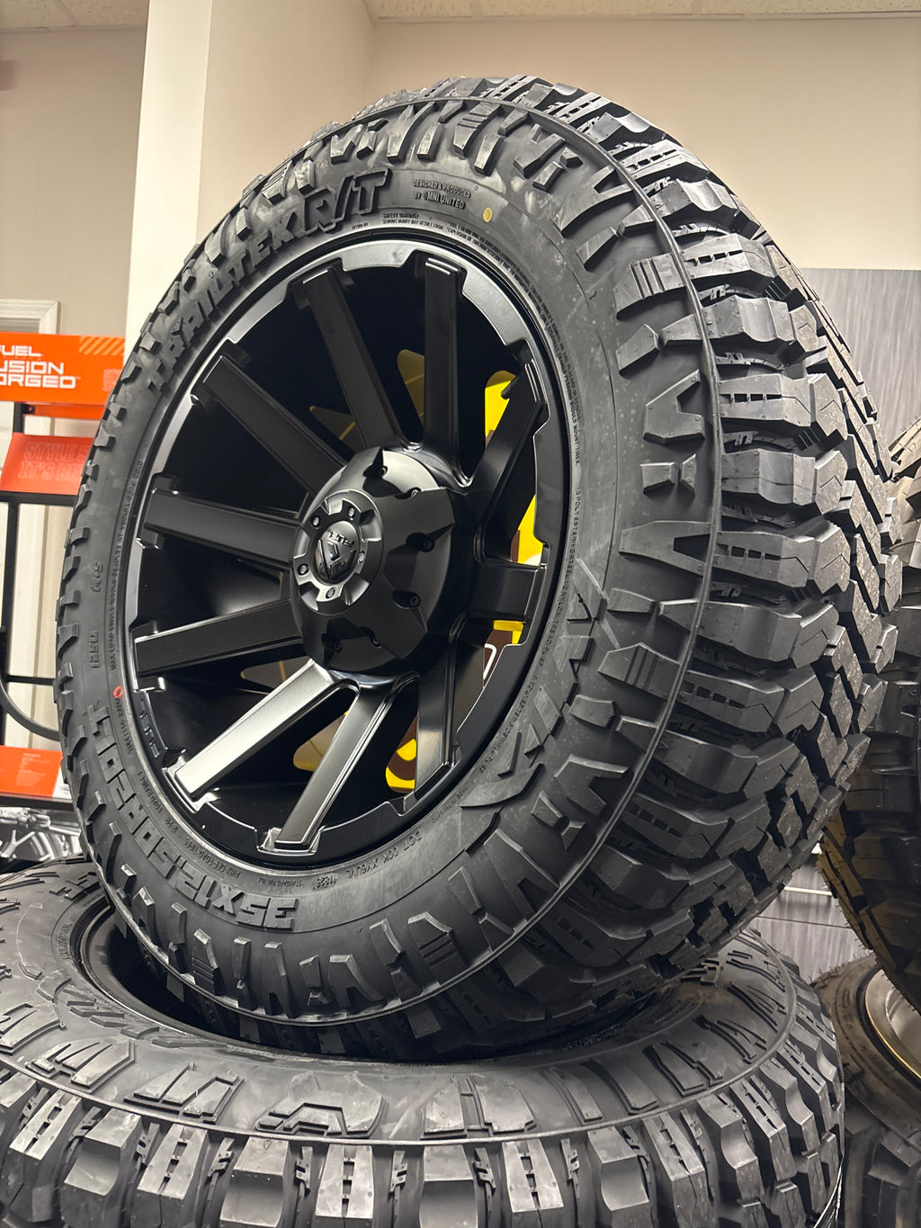 20x10 Fuel Contra 8x180 & 35x12.50R20 Avix R/T
