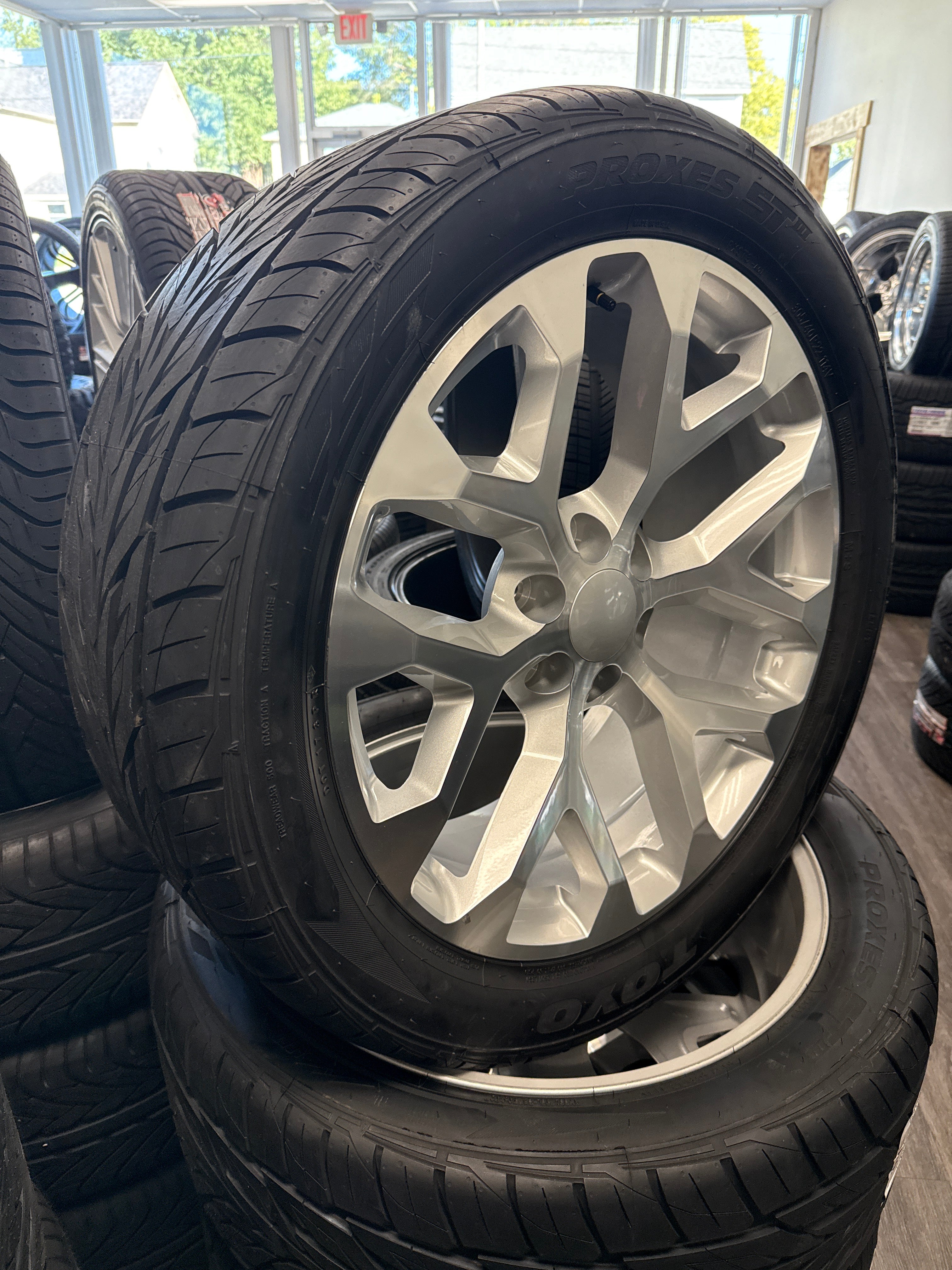 22” GM Snowflake Replica Silver 6x5.5 & 305/40R22 Toyo Proxes ST3