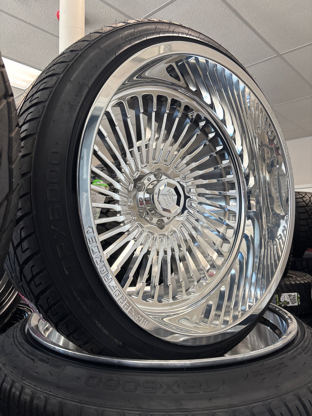 24x14 HD Forged 6x5.5 Polished & 305/35R24 Versatyre