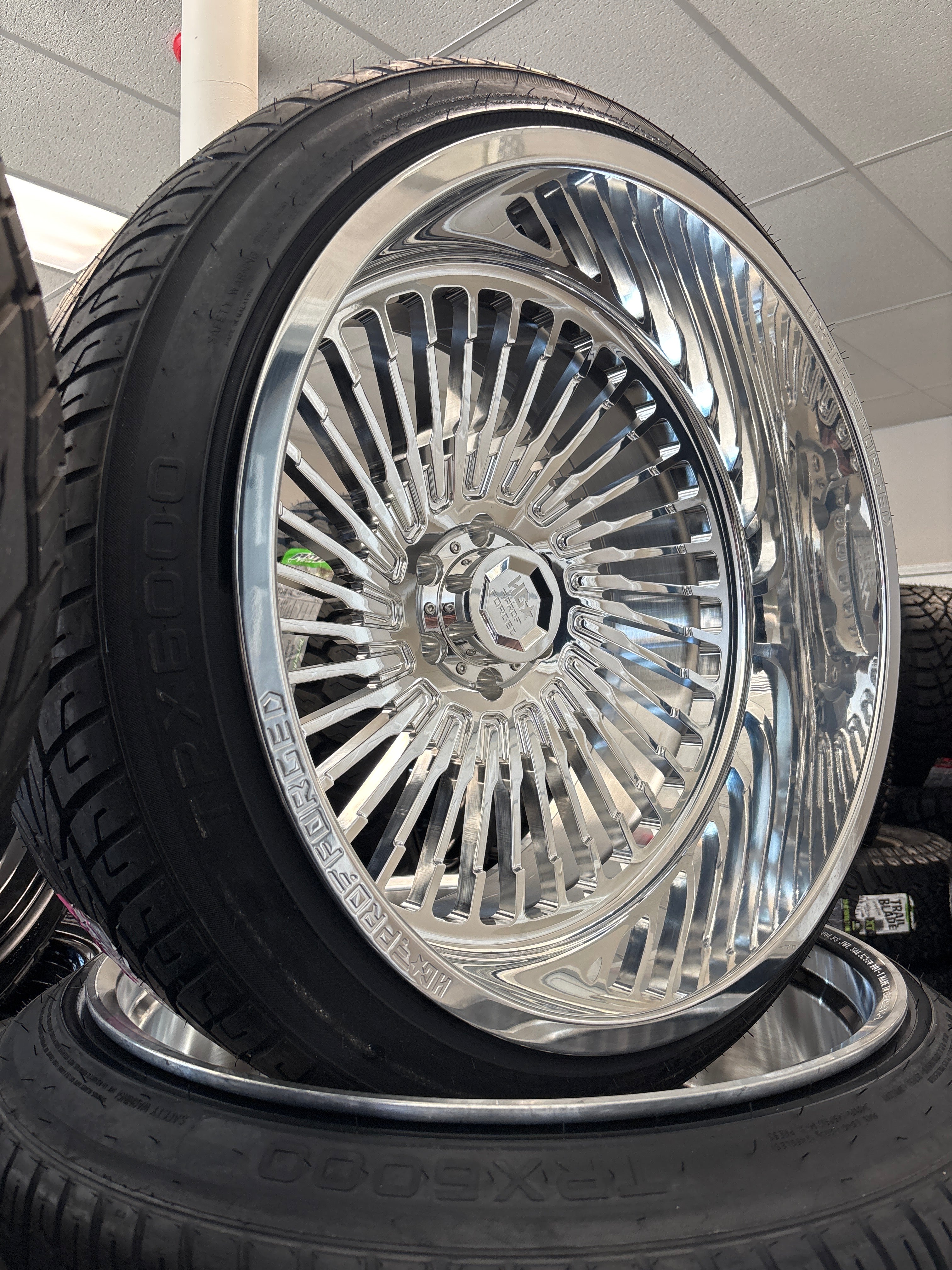 24x14 HD Forged 6x5.5 Polished & 305/35R24 Versatyre