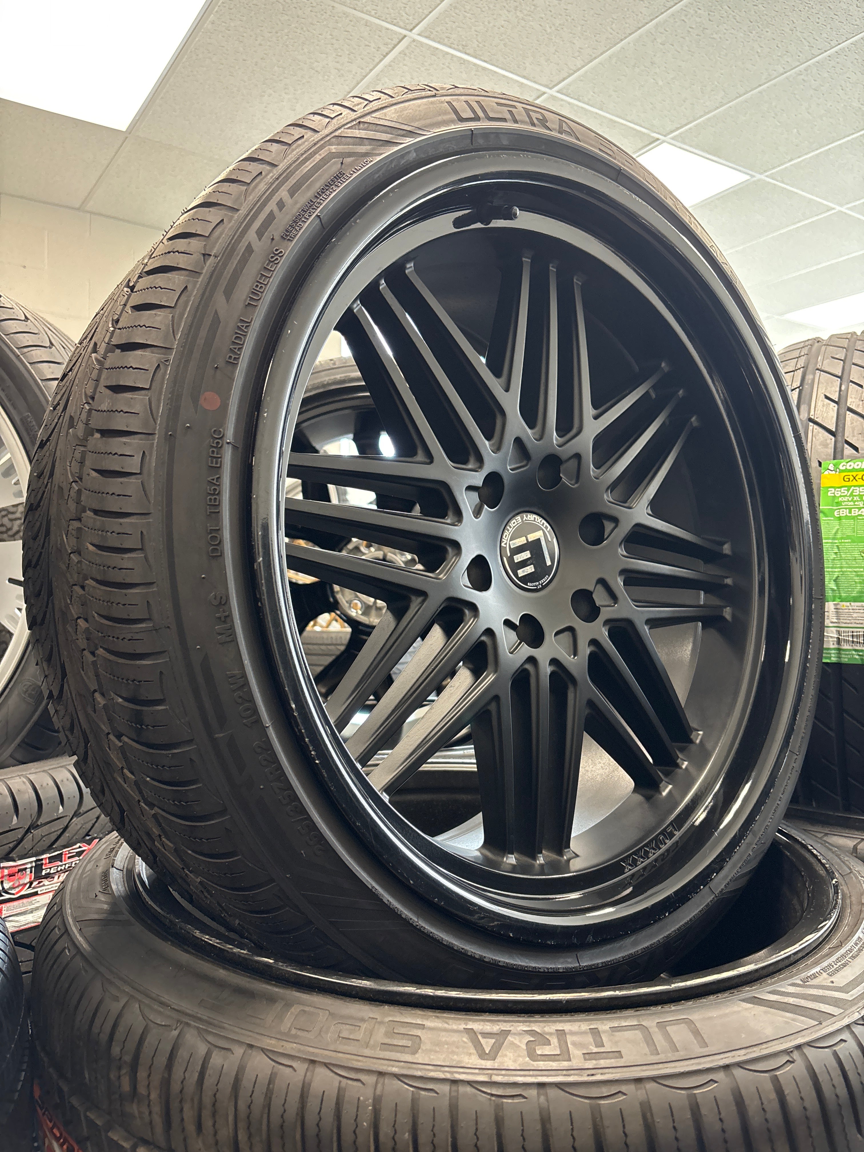 22x10 XO Luxuries 6x5.5 & 265/35R22 Arroyo