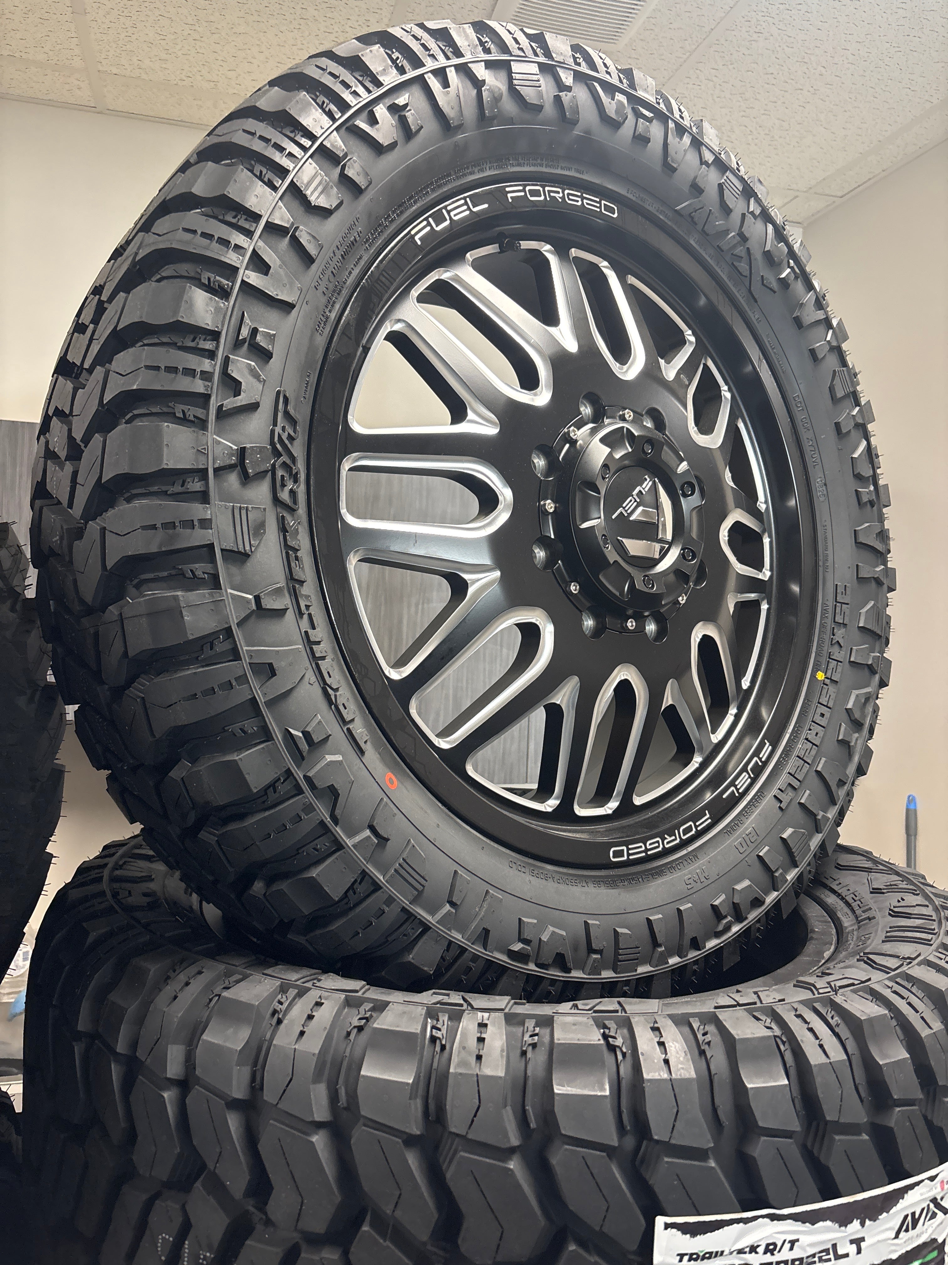 *CLEARANCE 22” Fuel Forged FF66D BLK 8x200 & 35x12.50R22 Avix R/T
