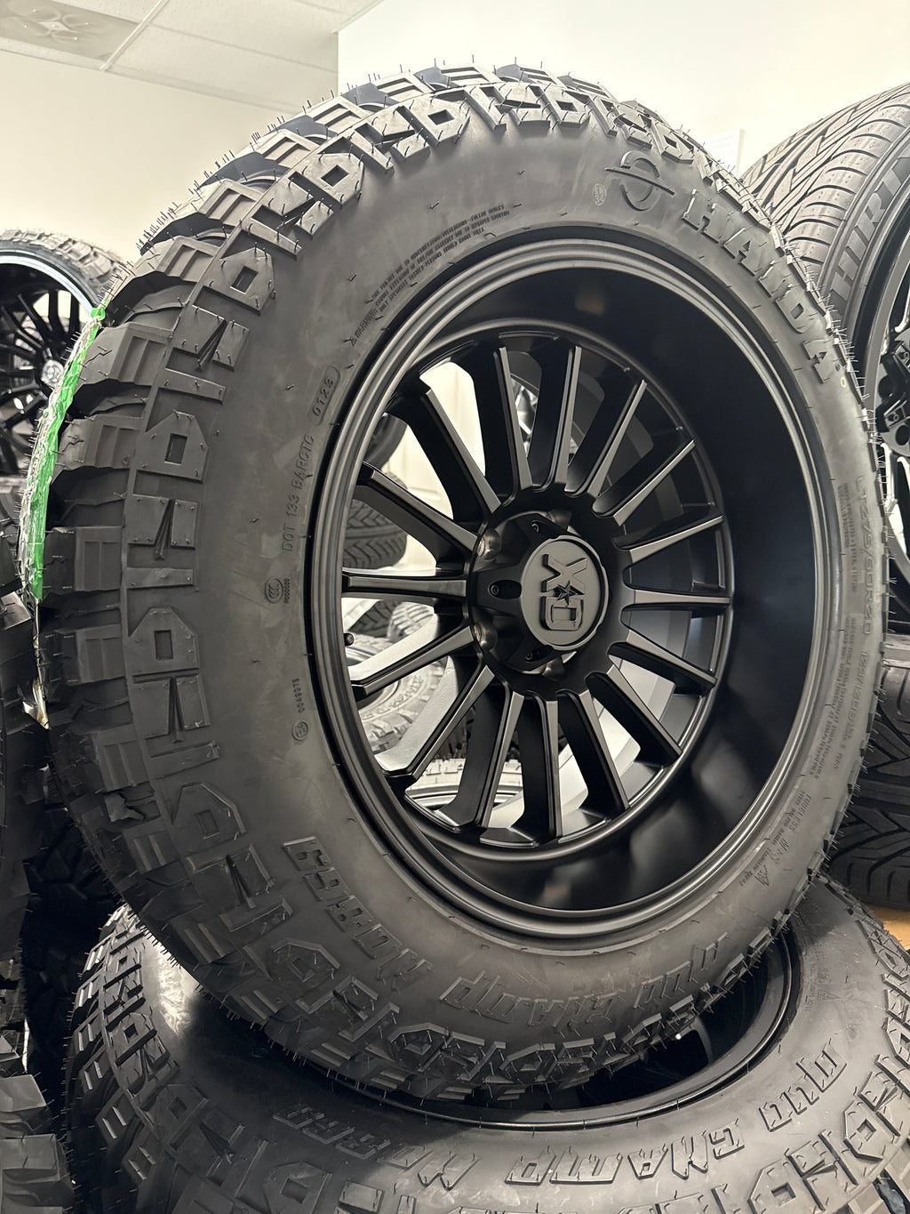 20x10 XD Whiplash 5x5 & LT275/60R20 Haida MT