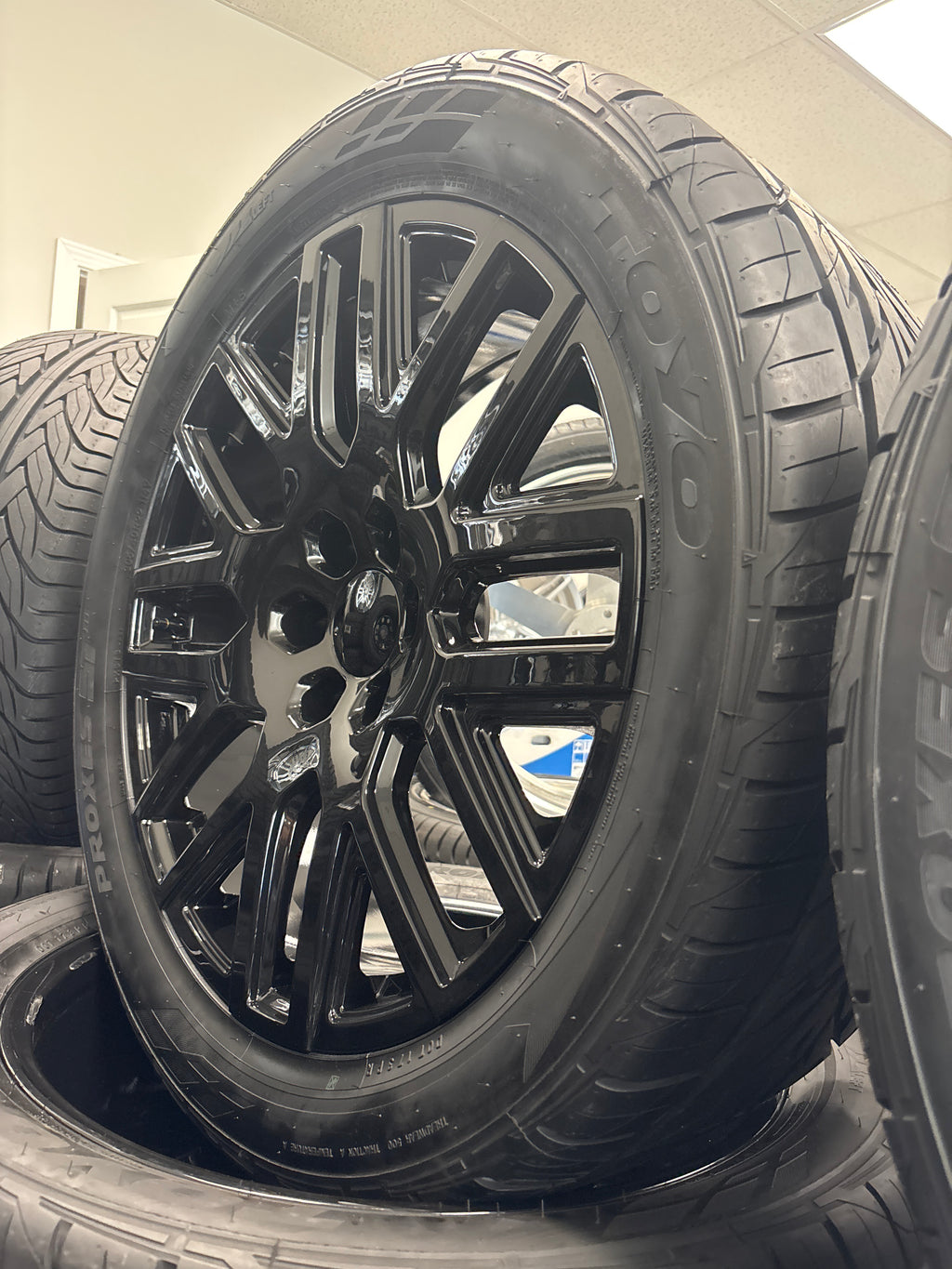 22” GM 6x5.5 PR231 6x5.5 GB & 305/40R22 Toyo Proxes ST3