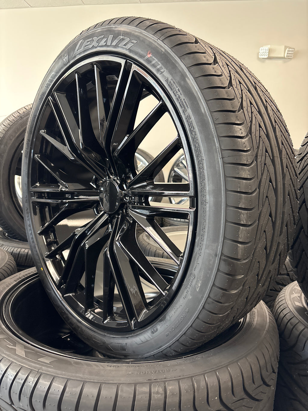 24” GM ZL1 Replica GB 6x5.5 & 305/35R24 Lexani LX-Thirty