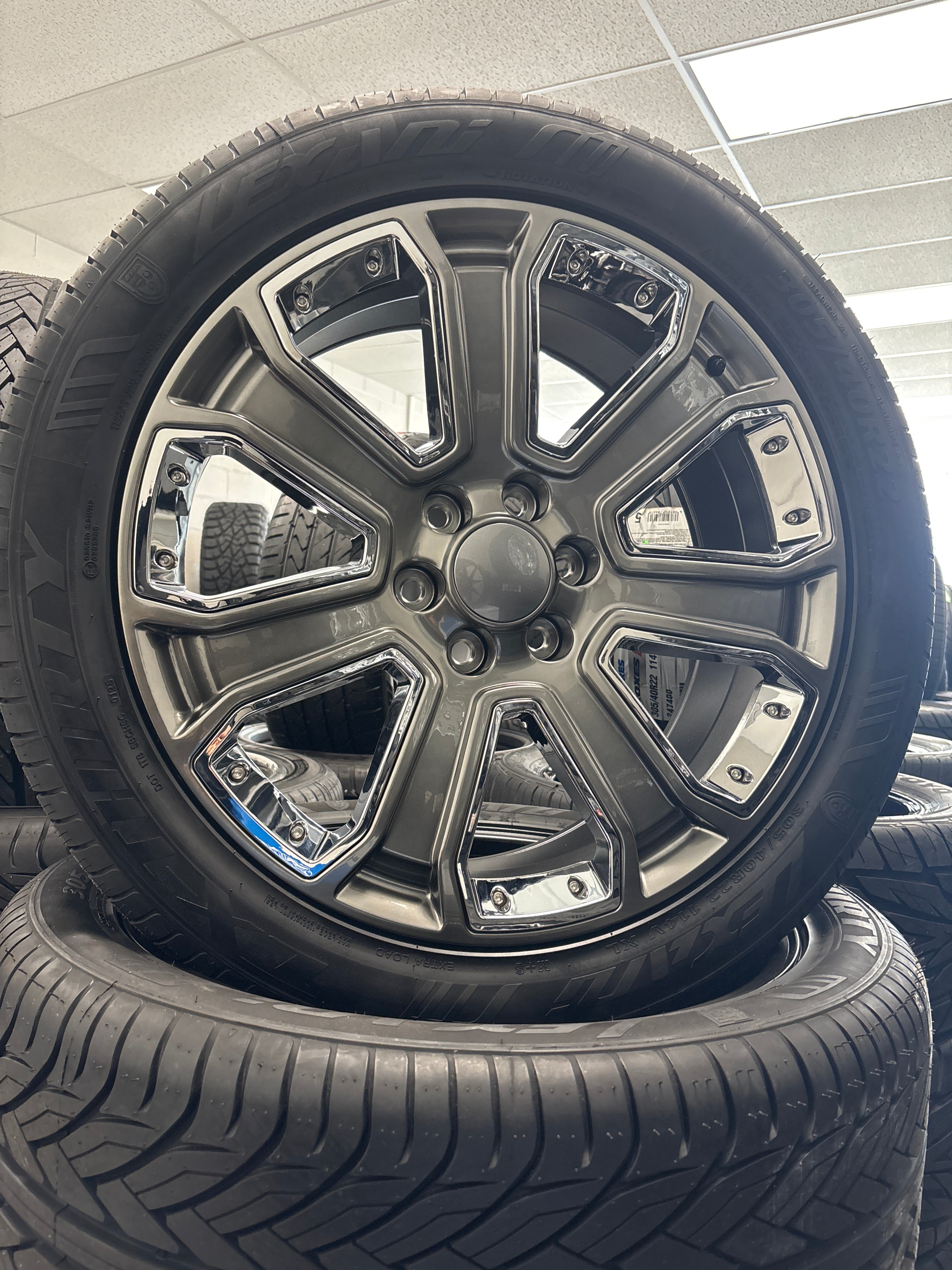 22” Denali Replica 6x5.5 & 305/40R22 Lexani