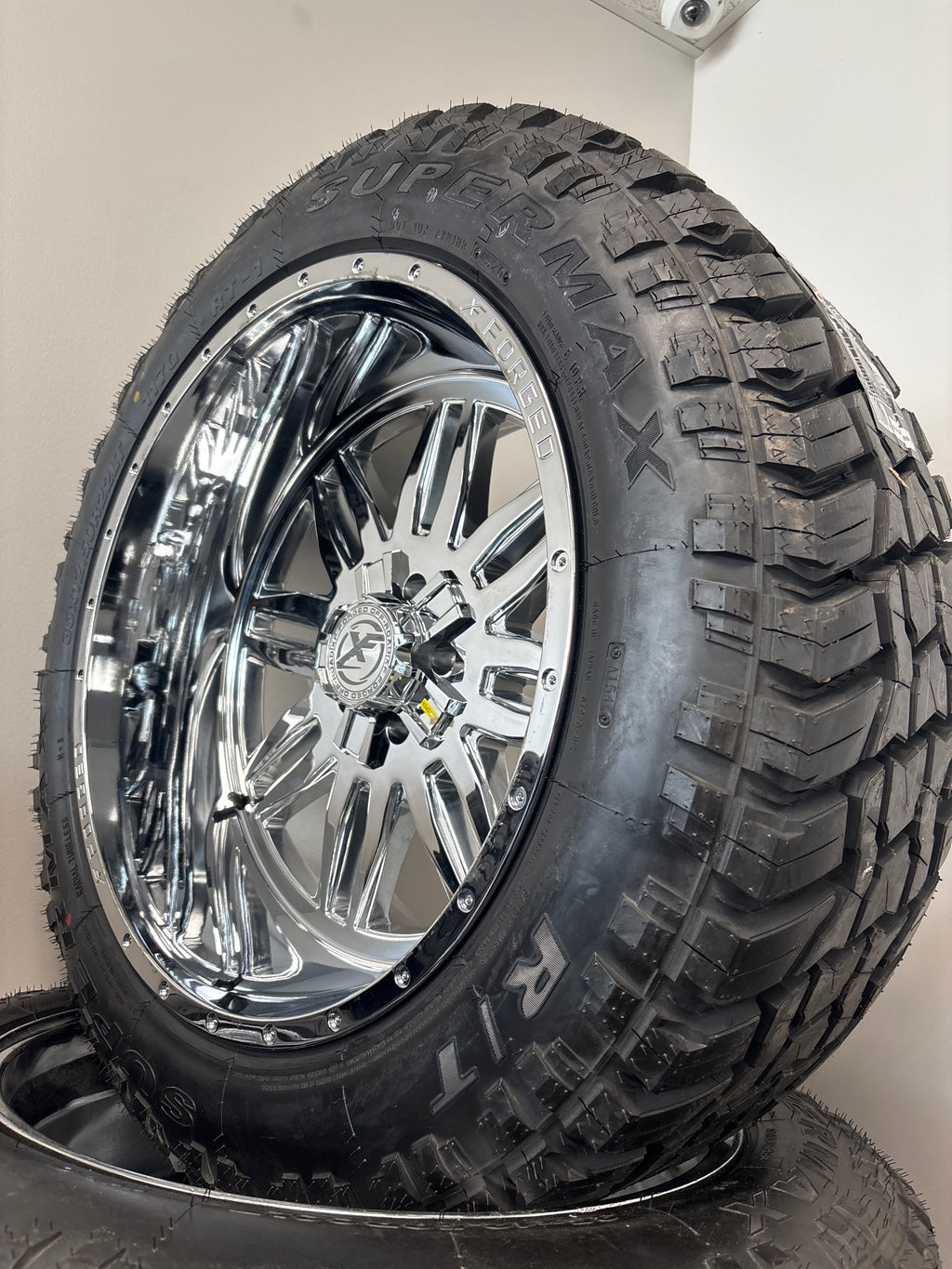 22x12 XF303 Chrome 5x5/ 5x114.3 & 35x12.50R22 Supermax R/T