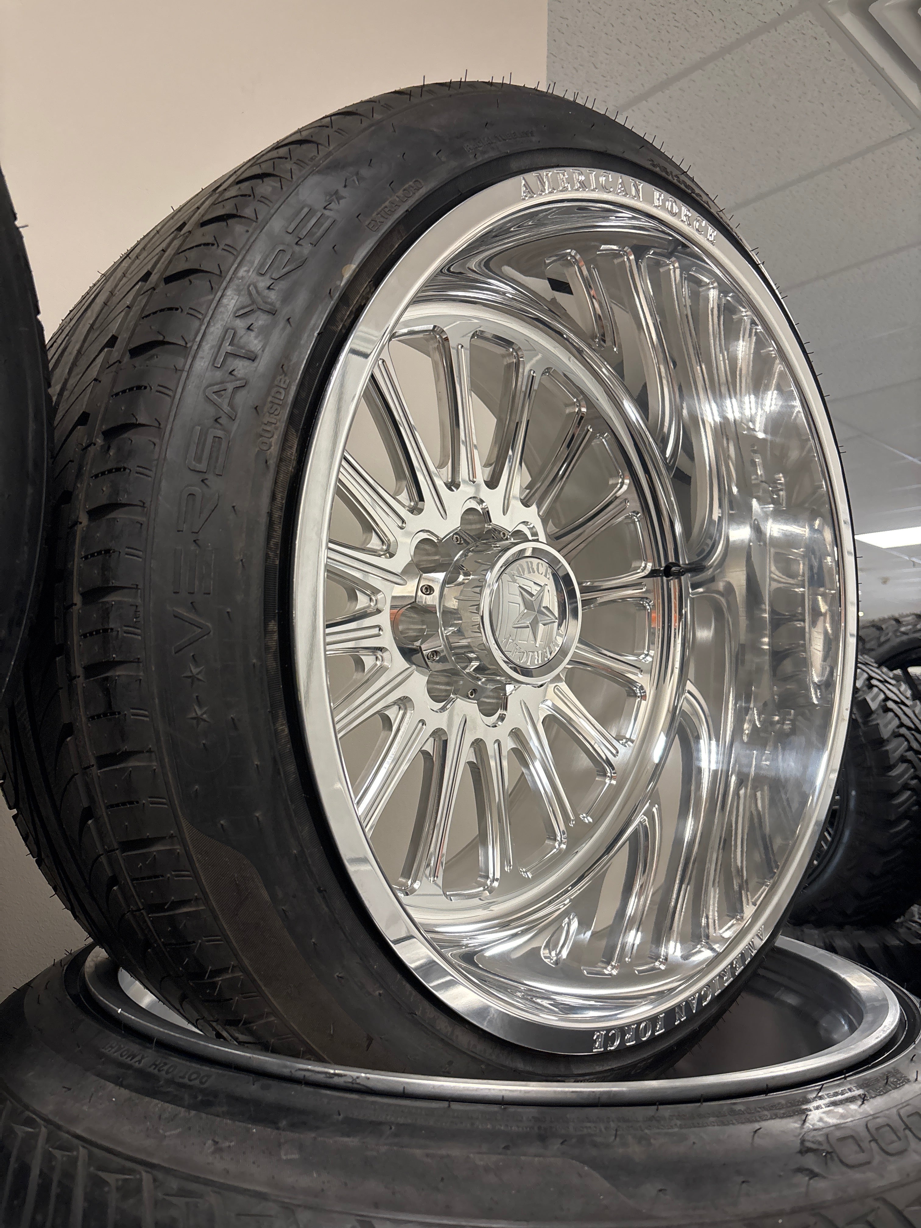 24x14 American Force Lexar SS 8x6.5 & 305/35R24 Versatyre