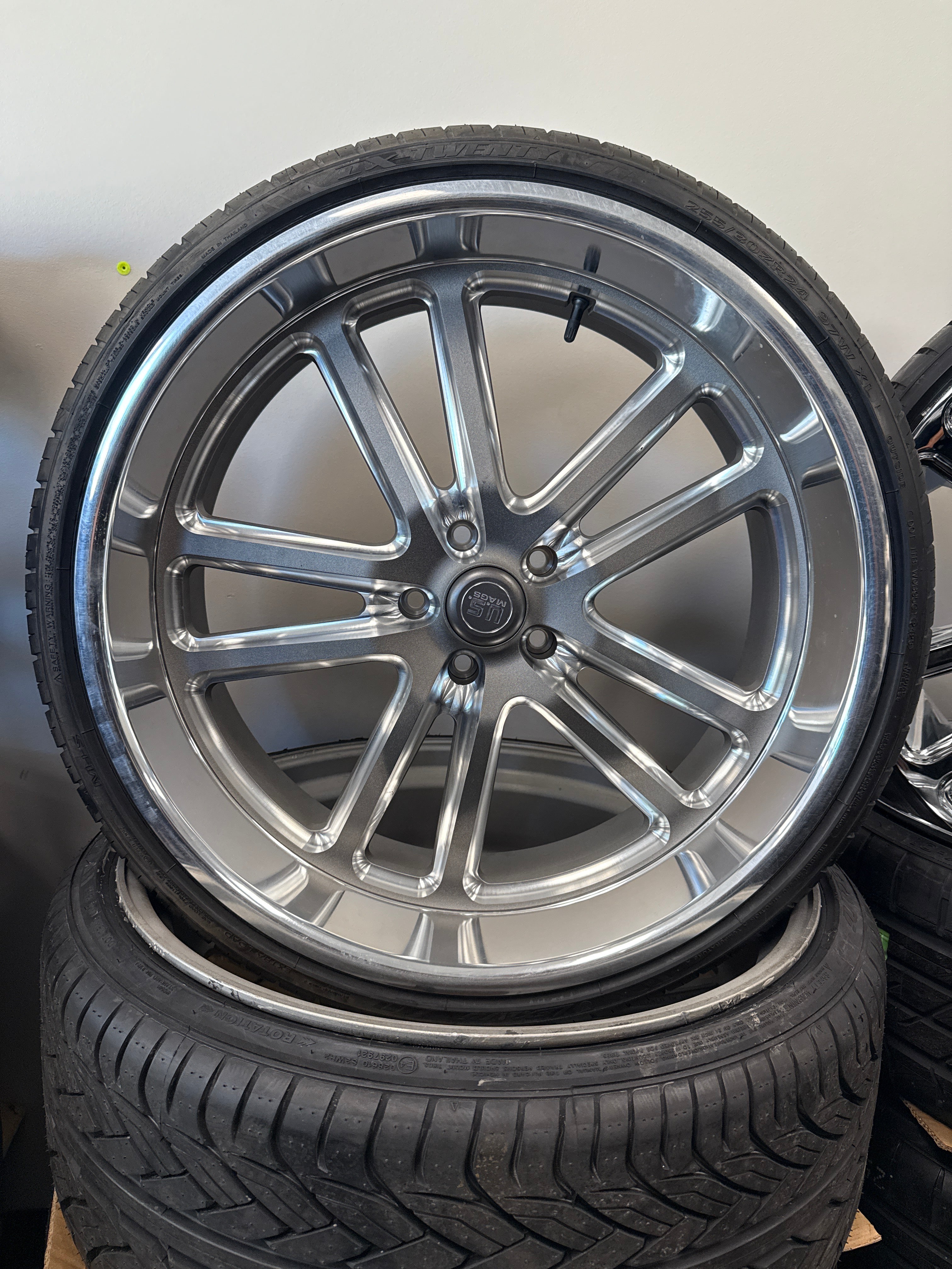 24” US Mags Bullet 5x5 Staggered & 275/35R24 Sqaured Lexani LX-Twenty