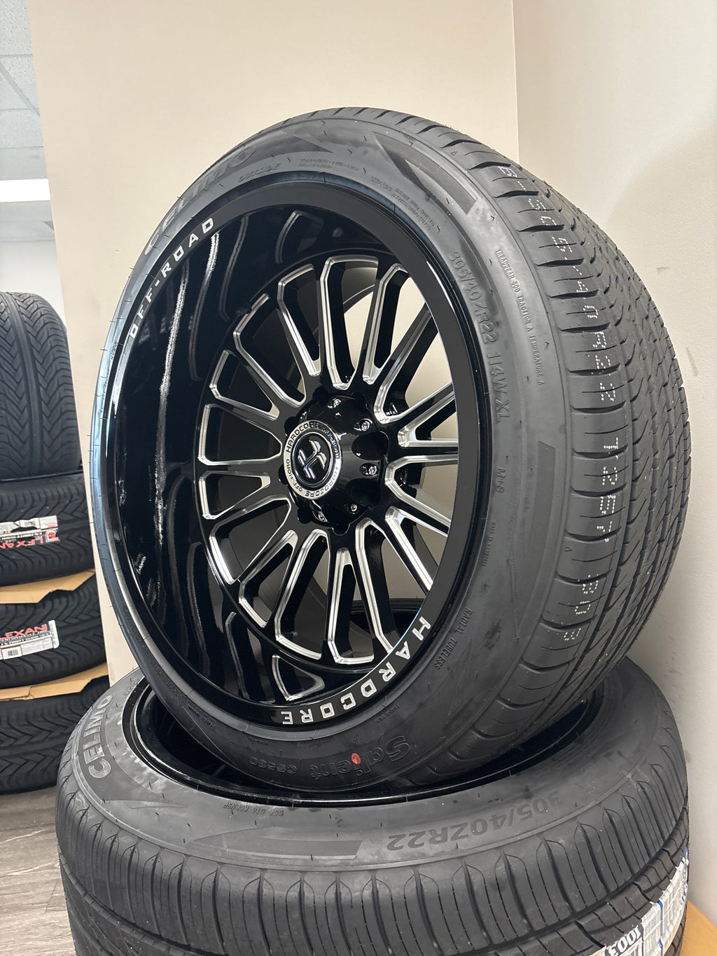 22x12 Hardcore HC108 GBM 8x6.5 & 305/40R22 Celimo
