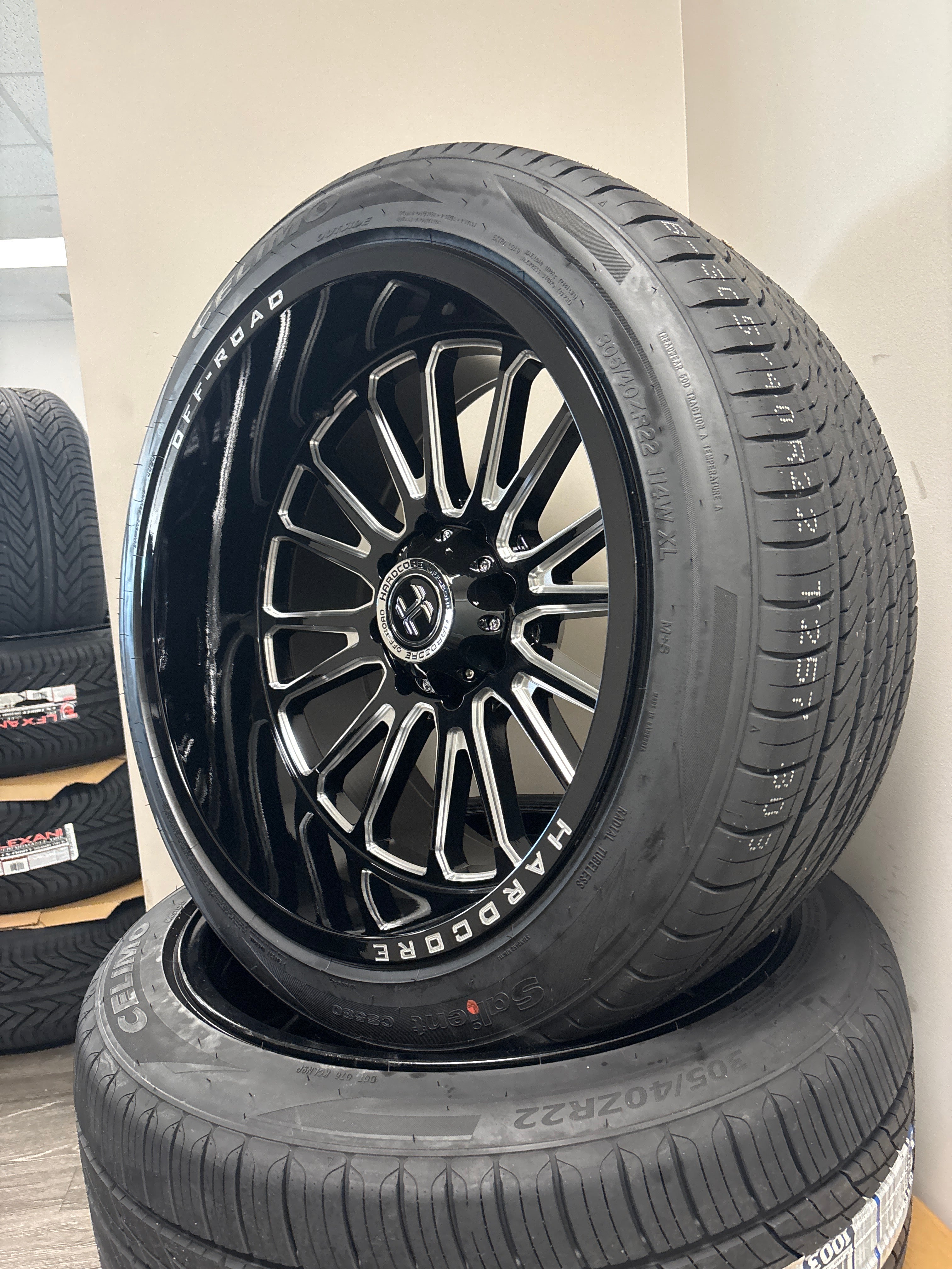 22x12 Hardcore HC108 GBM 8x6.5 & 305/40R22 Celimo