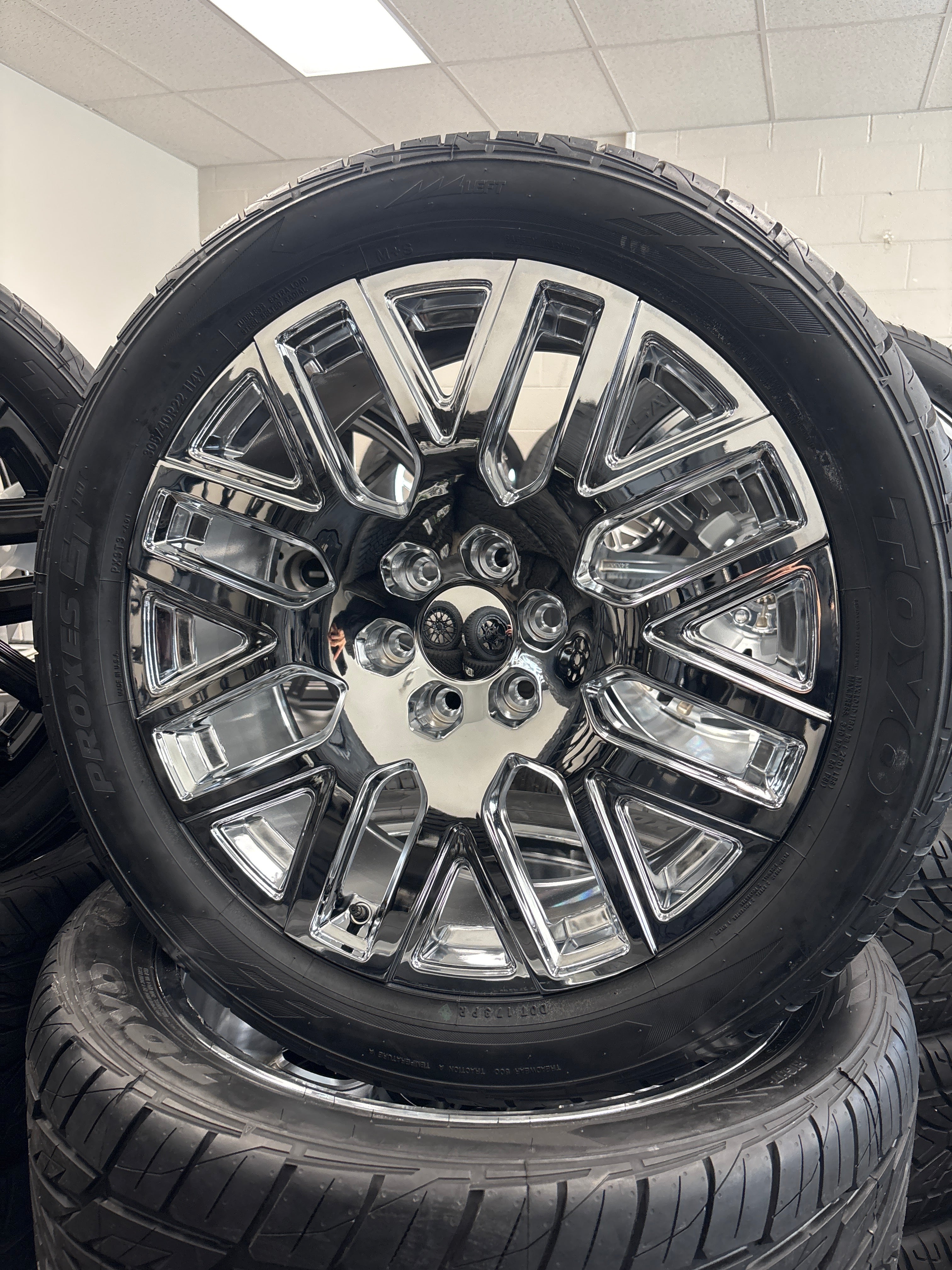 22” GM 6x5.5 PR231 6x5.5 Chrome & 305/40R22 Toyo Proxes ST3