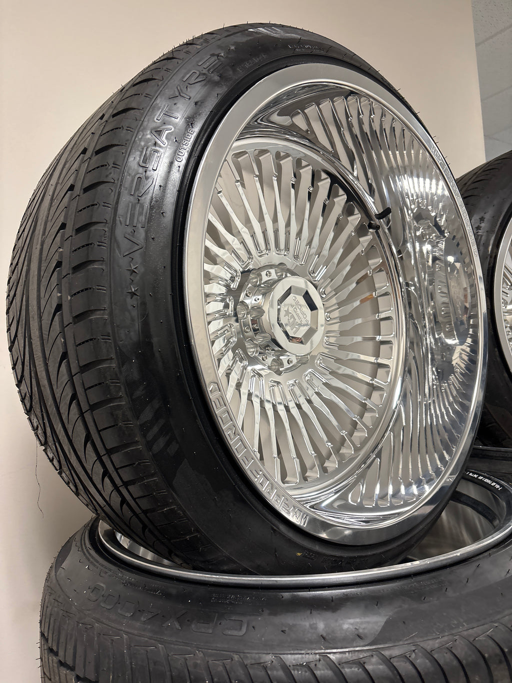 24x14 HD PRO Forged 6x5.5 & 305/35R24 Versatyre