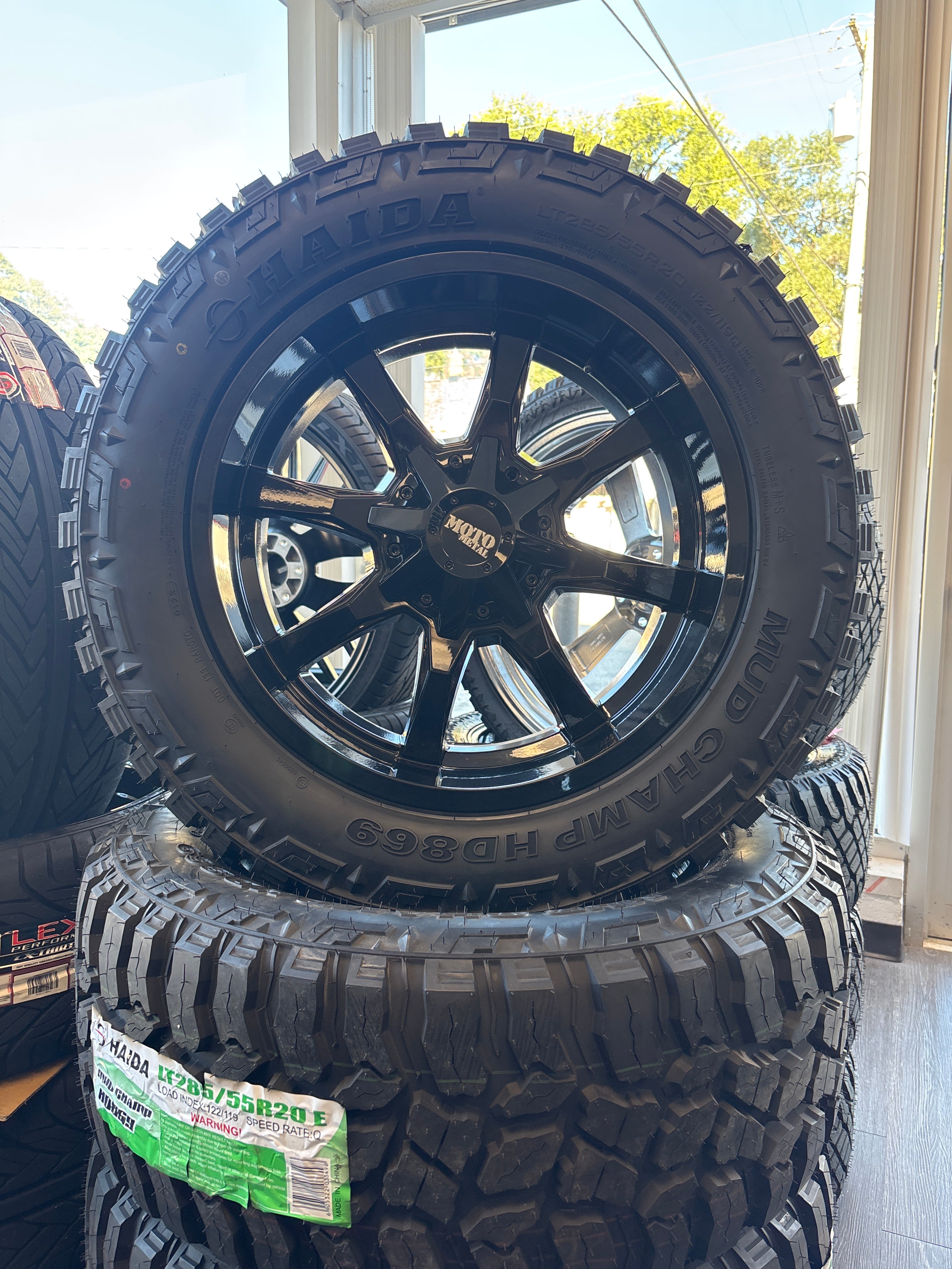 20x10 Moto Metal MO970 8x180 & LT275/60R20 Haida M/T