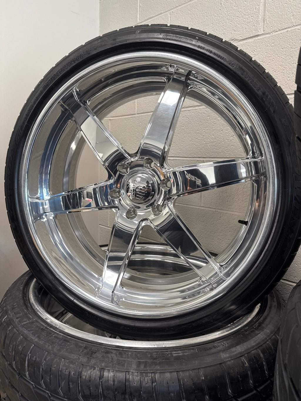 24” US Mags 6x5.5 Sterling Polished & 275/35R24 Lexani LX-Twenty