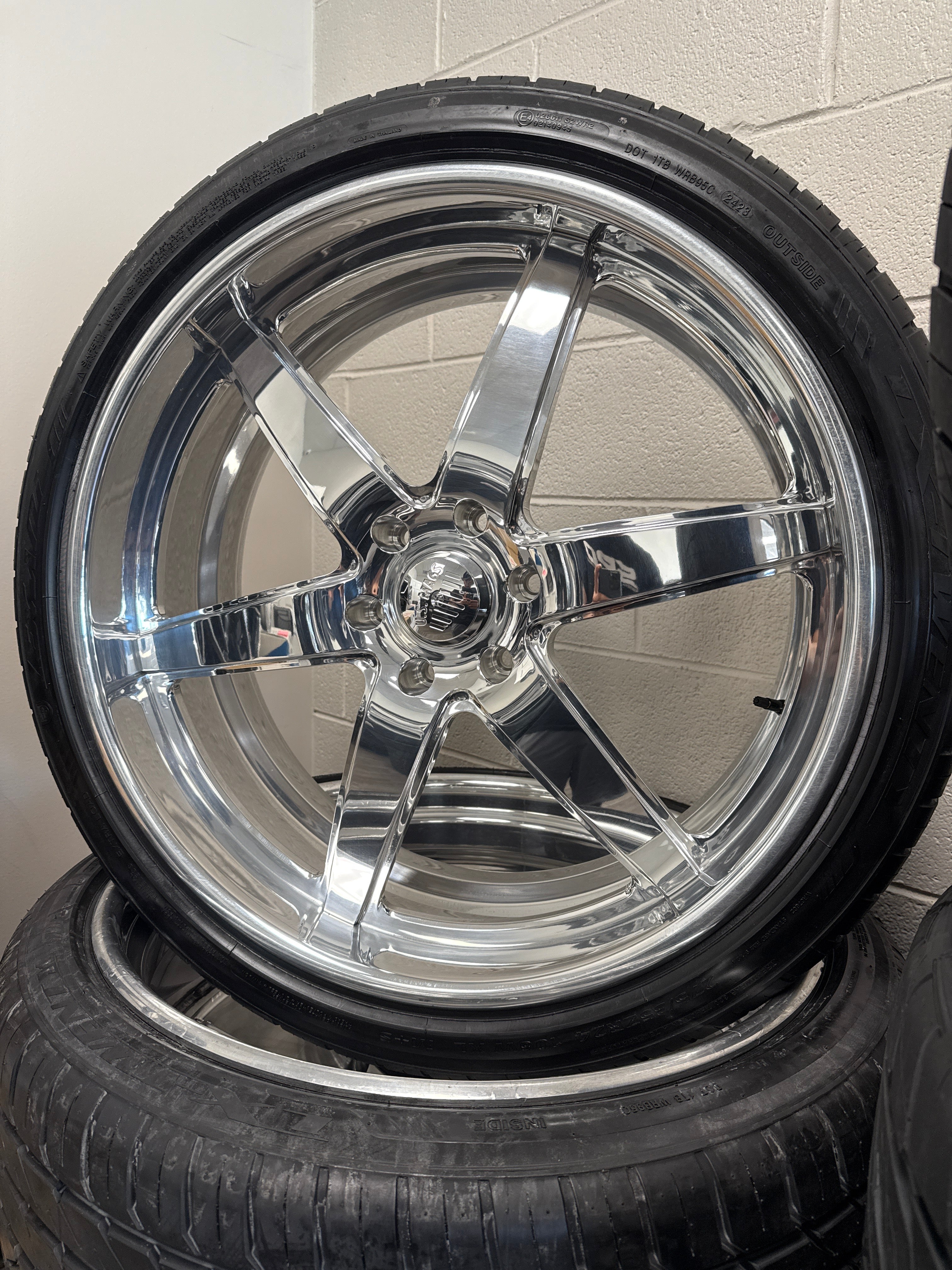 24” US Mags 6x5.5 Sterling Polished & 275/35R24 Lexani LX-Twenty
