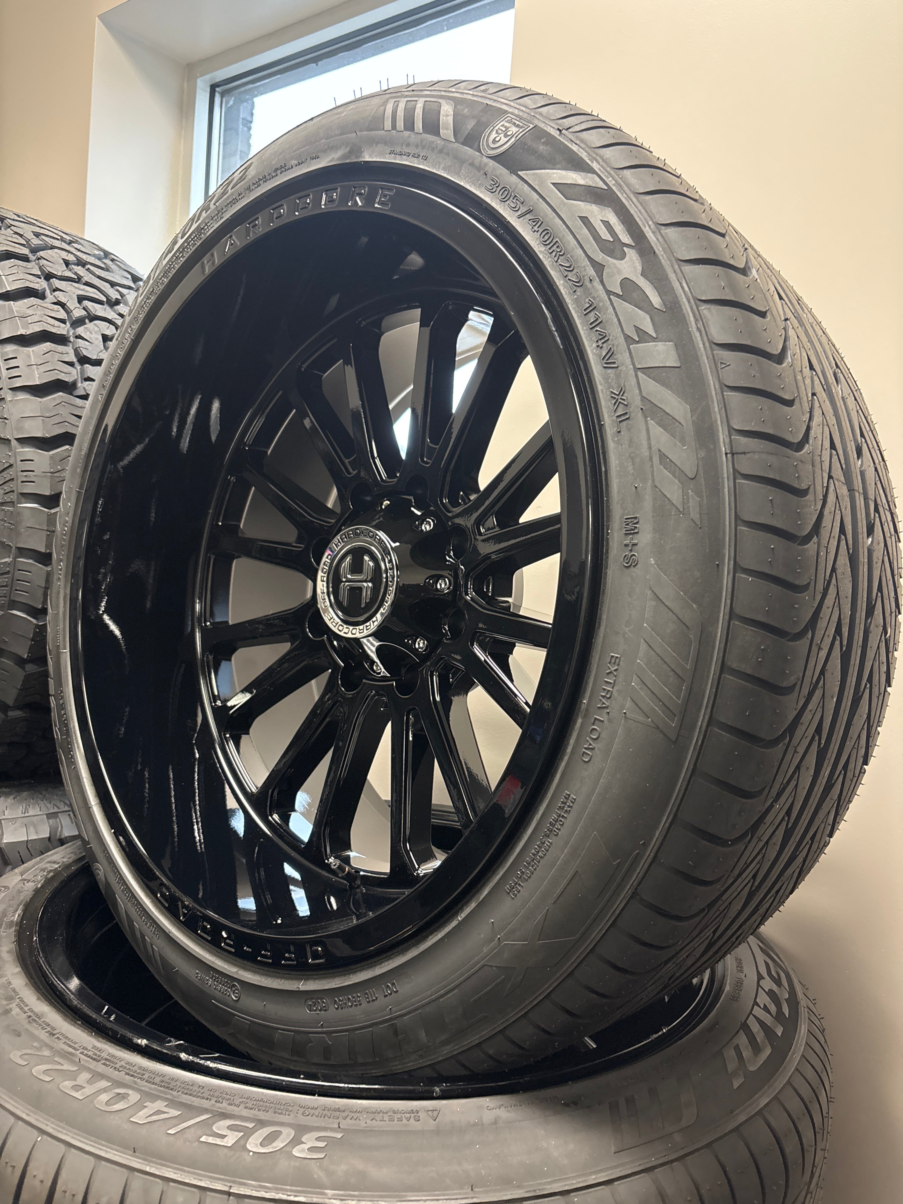 22x12 Hardcore HC108 GB 8x180 & 305/40R22