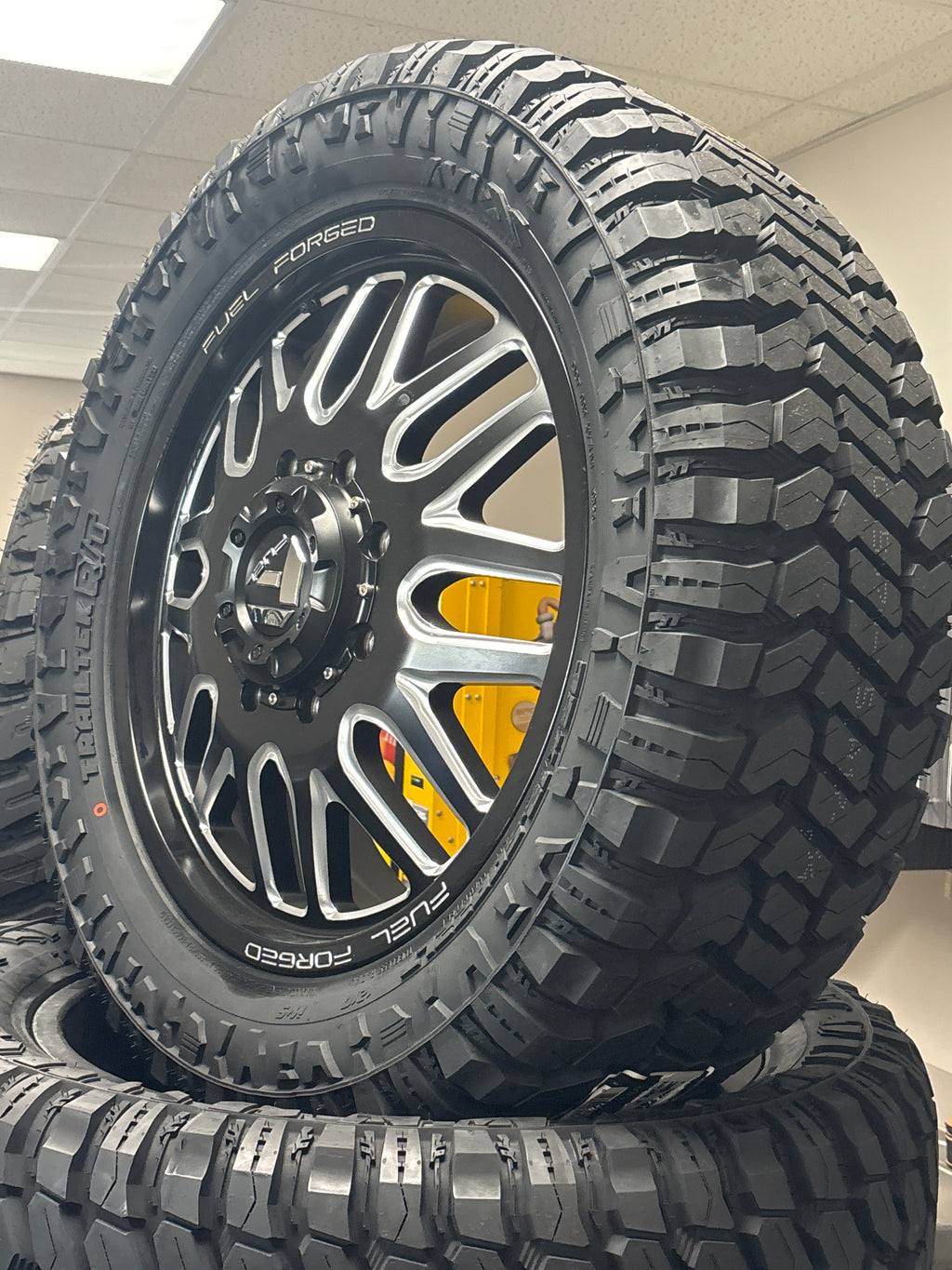 *CLEARANCE 22” Fuel Forged FF66D BLK 8x200 & 35x12.50R22 Avix R/T