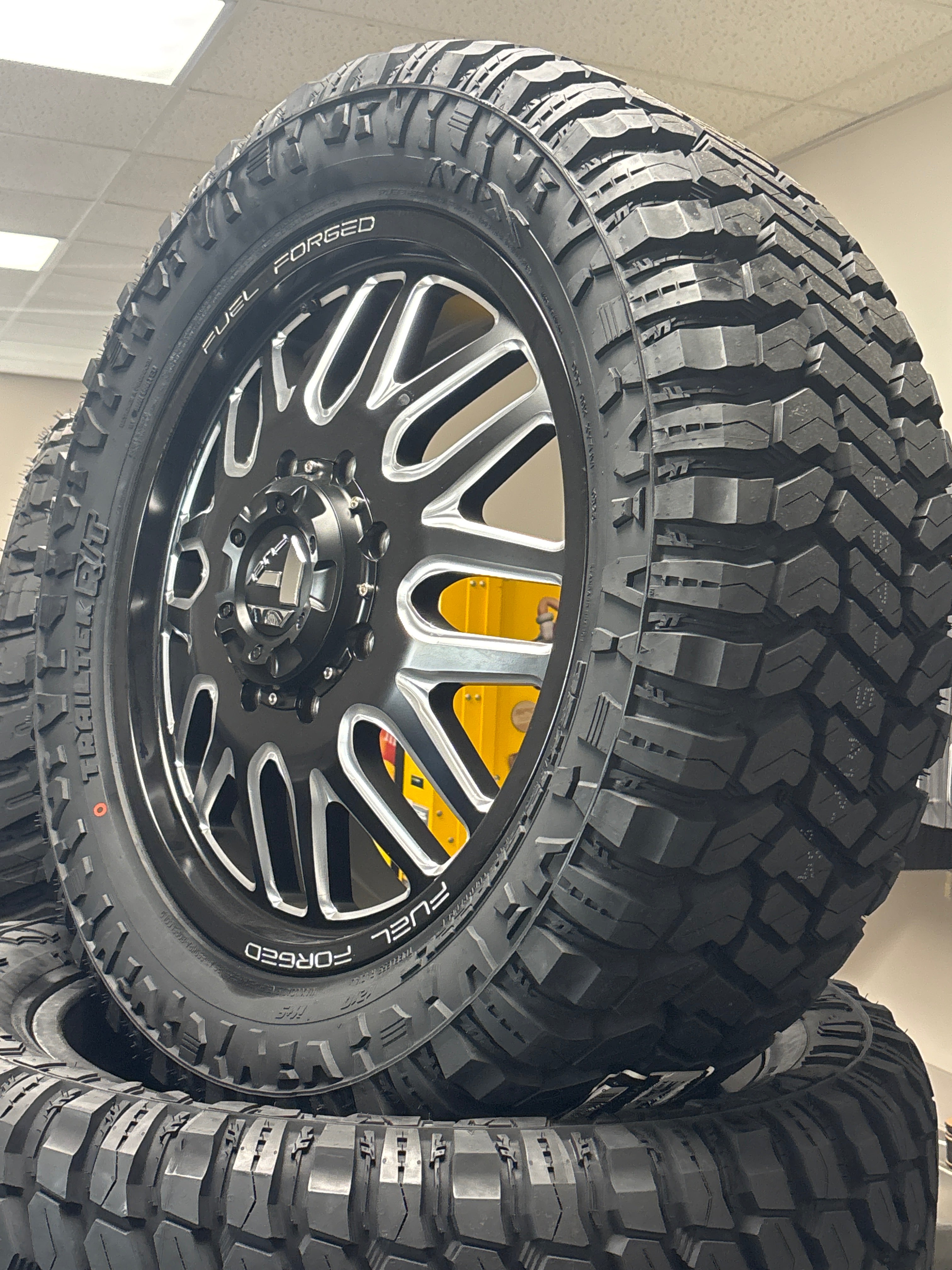 *CLEARANCE 22” Fuel Forged FF66D BLK 8x200 & 35x12.50R22 Avix R/T