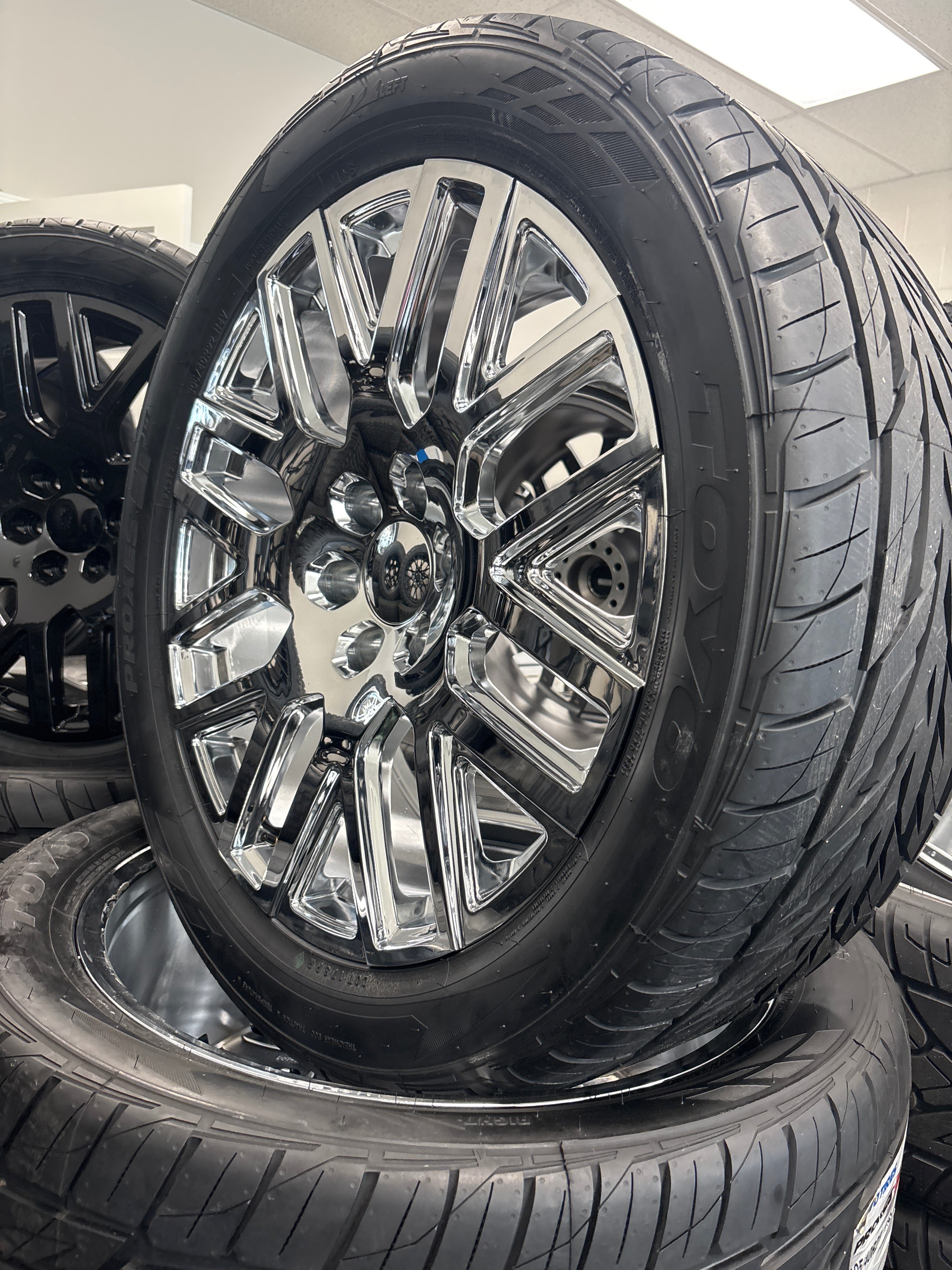 22” GM 6x5.5 PR231 6x5.5 Chrome & 305/40R22 Toyo Proxes ST3