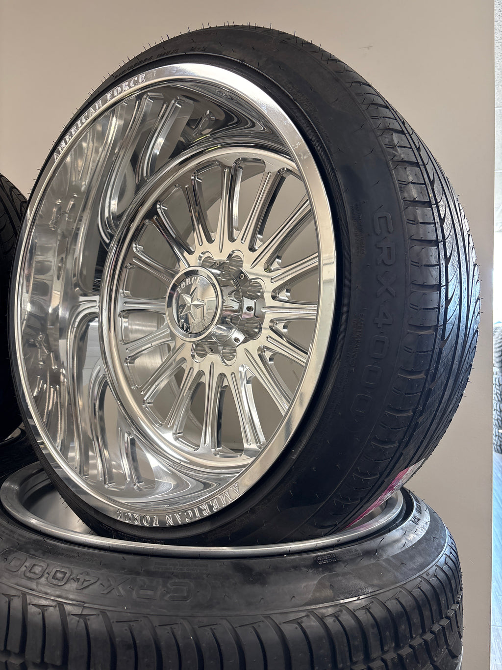 24x14 American Force Lexar 8x6.5 & 305/35R24 Versatyre