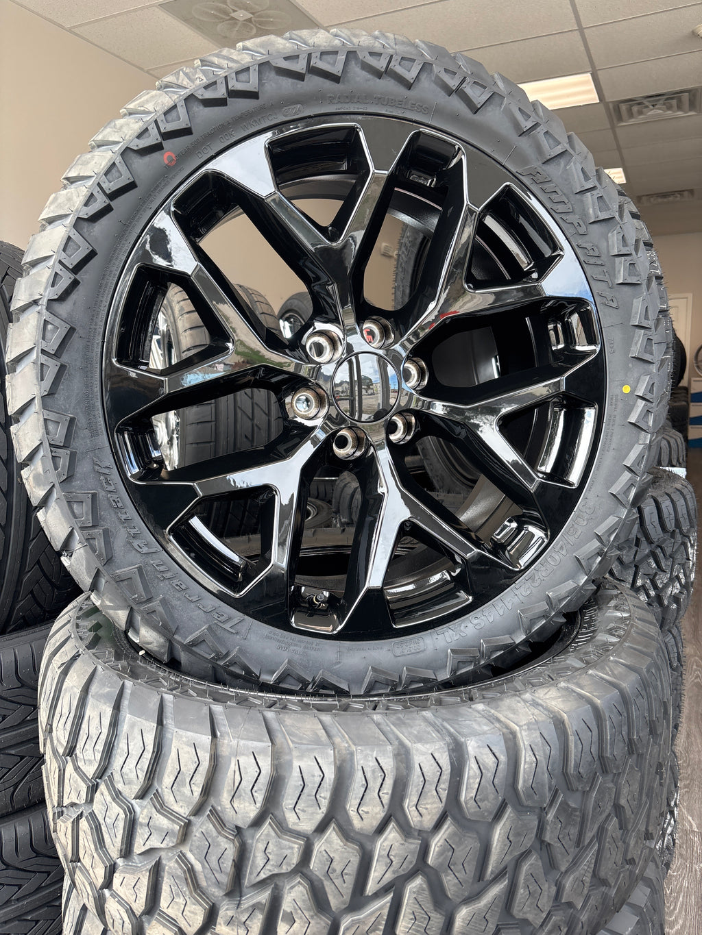 22” GM Snowflake Replica GB 6x5.5 & 305/40R22 AMP ATA
