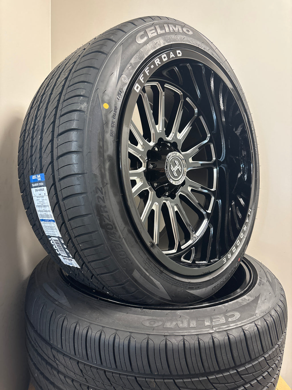 22x12 Hardcore HC108 GBM 8x6.5 & 305/40R22 Celimo