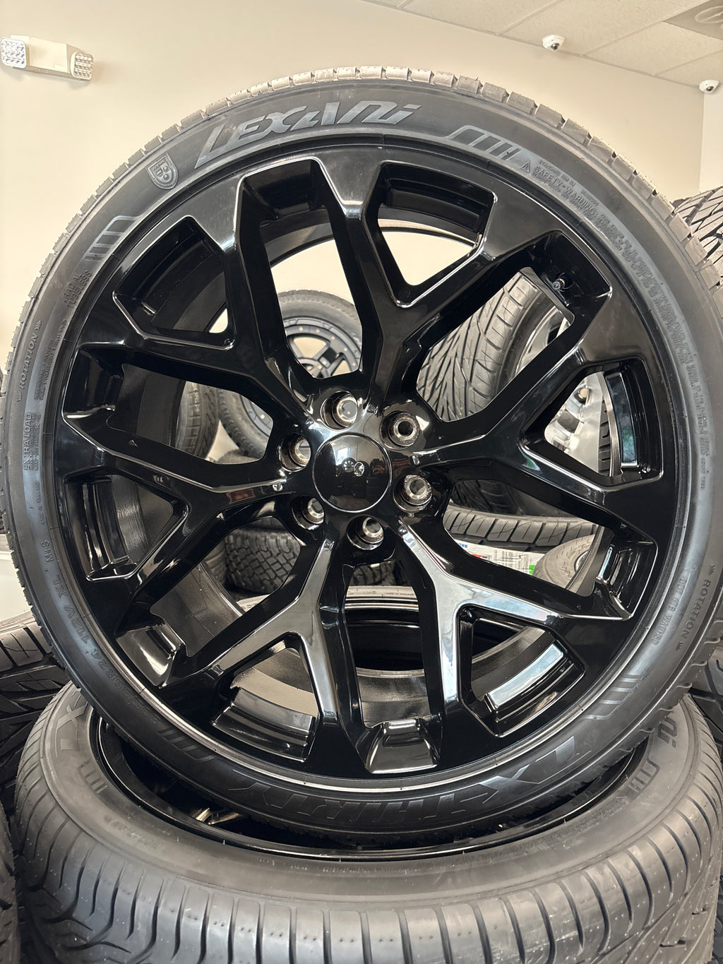 24” GM Snowflake Replica 6x5.5 & 305/35R24 Lexani LX-Thirty
