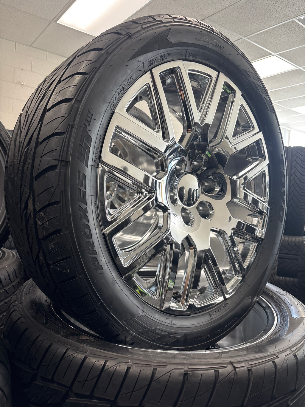 22” GM 6x5.5 PR231 6x5.5 Chrome & 305/40R22 Toyo Proxes ST3