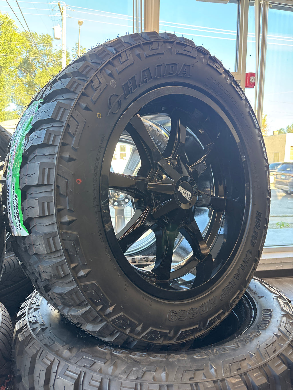 20x10 Moto Metal MO970 8x180 & LT275/60R20 Haida M/T