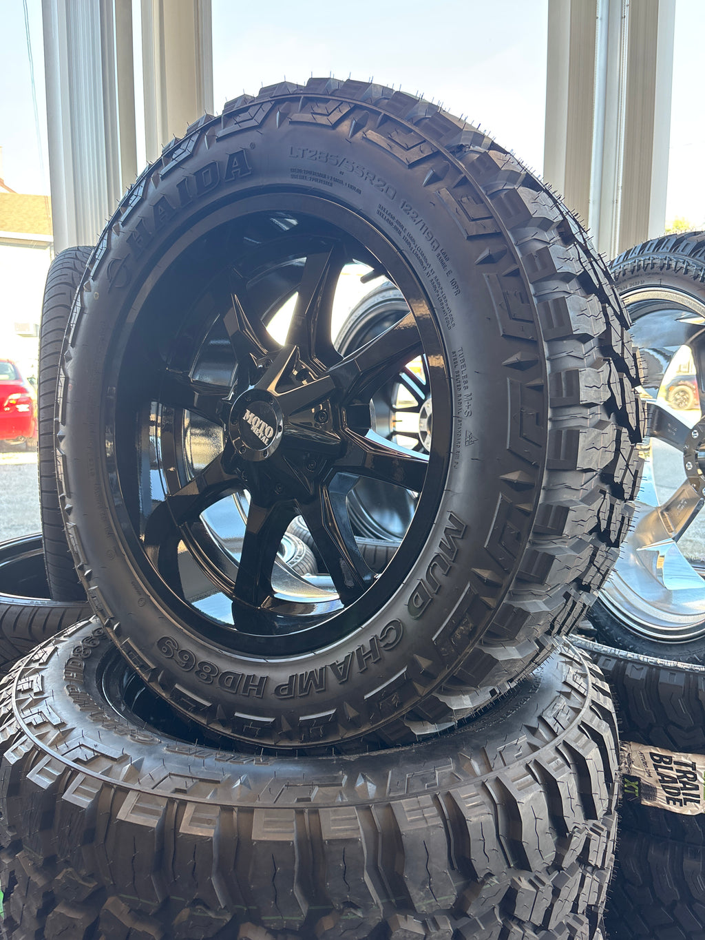 20x10 Moto Metal MO970 8x180 & LT275/60R20 Haida M/T
