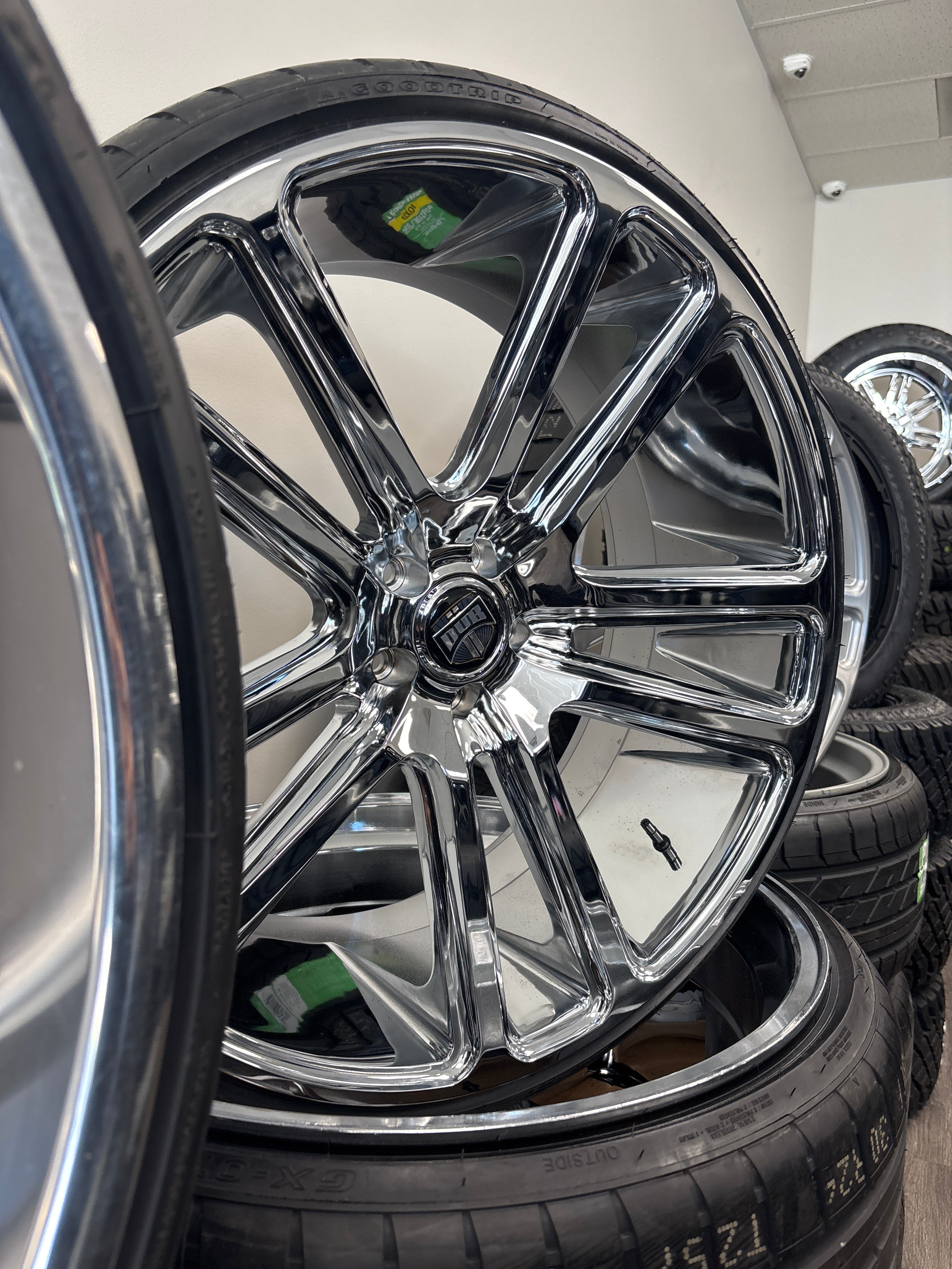 24” DUB Flex Chrome 5x115 & 255/30R24 Goodtrip