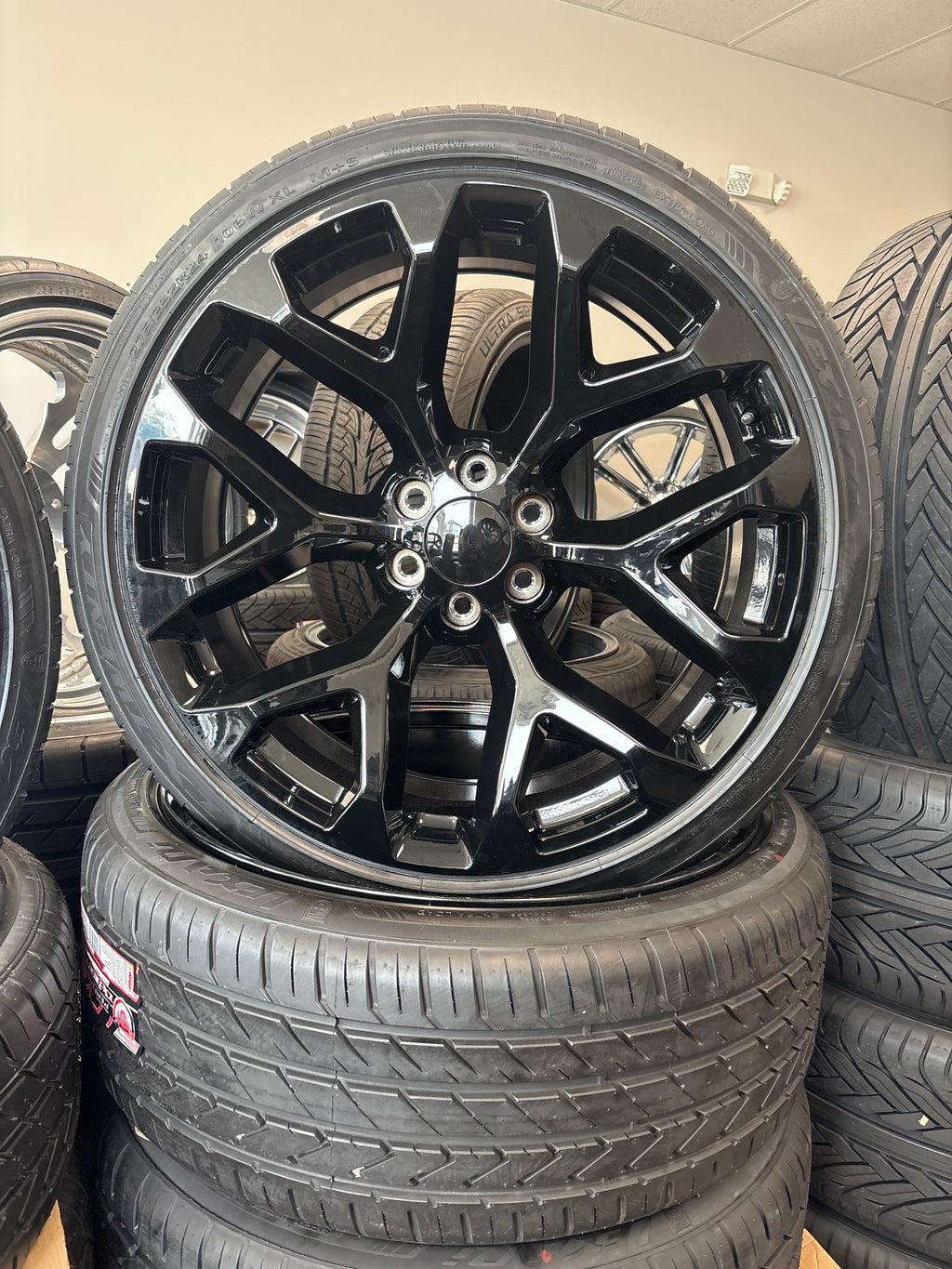 24” GM Snowflake Replica GB 6x5.5 & 275/35R24 Lexani LX-Twenty