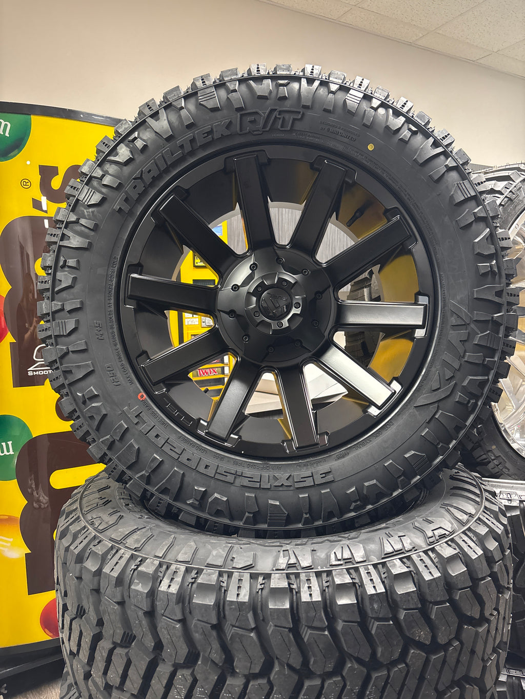 20x10 Fuel Contra 8x180 & 35x12.50R20 Avix R/T