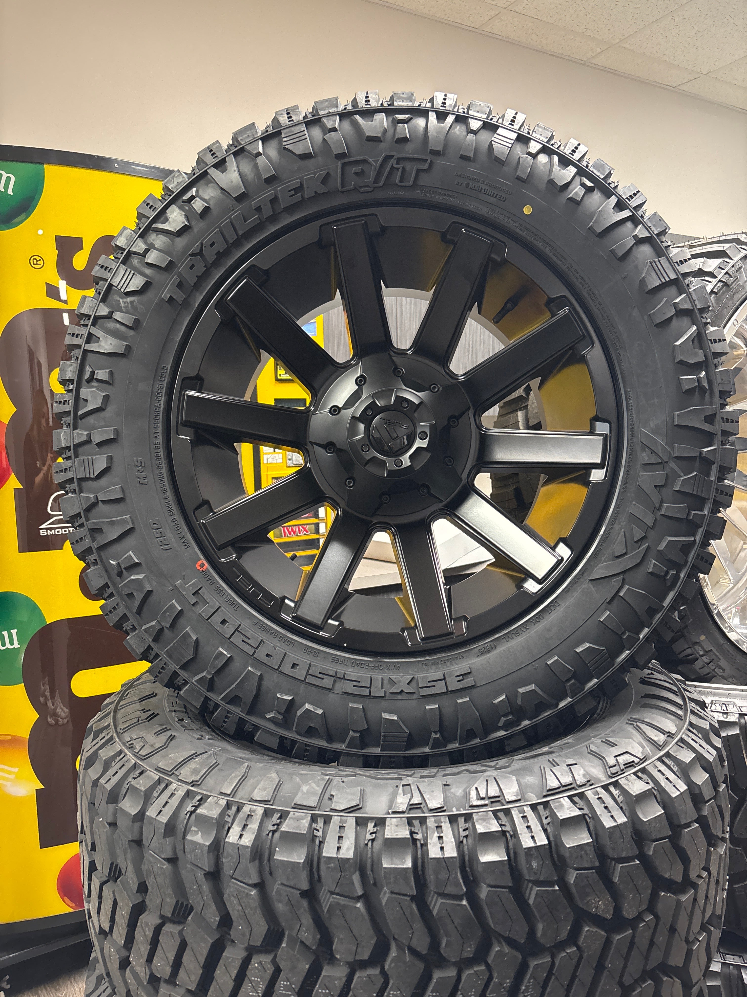 20x10 Fuel Contra 8x180 & 35x12.50R20 Avix R/T