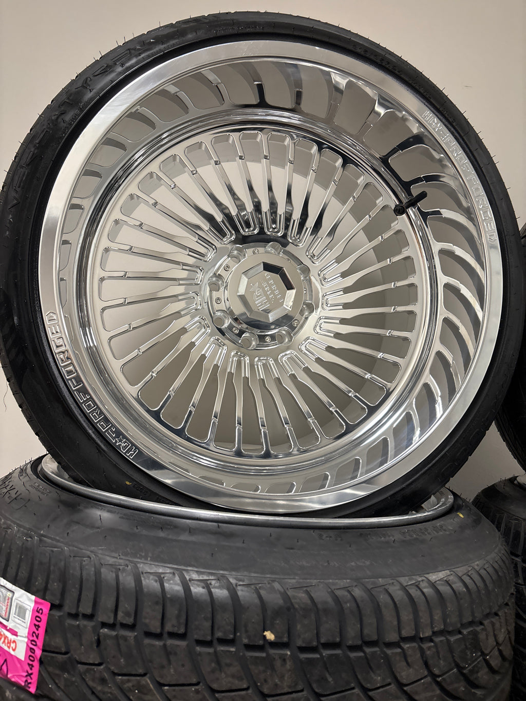 24x14 HD PRO Forged 6x5.5 & 305/35R24 Versatyre