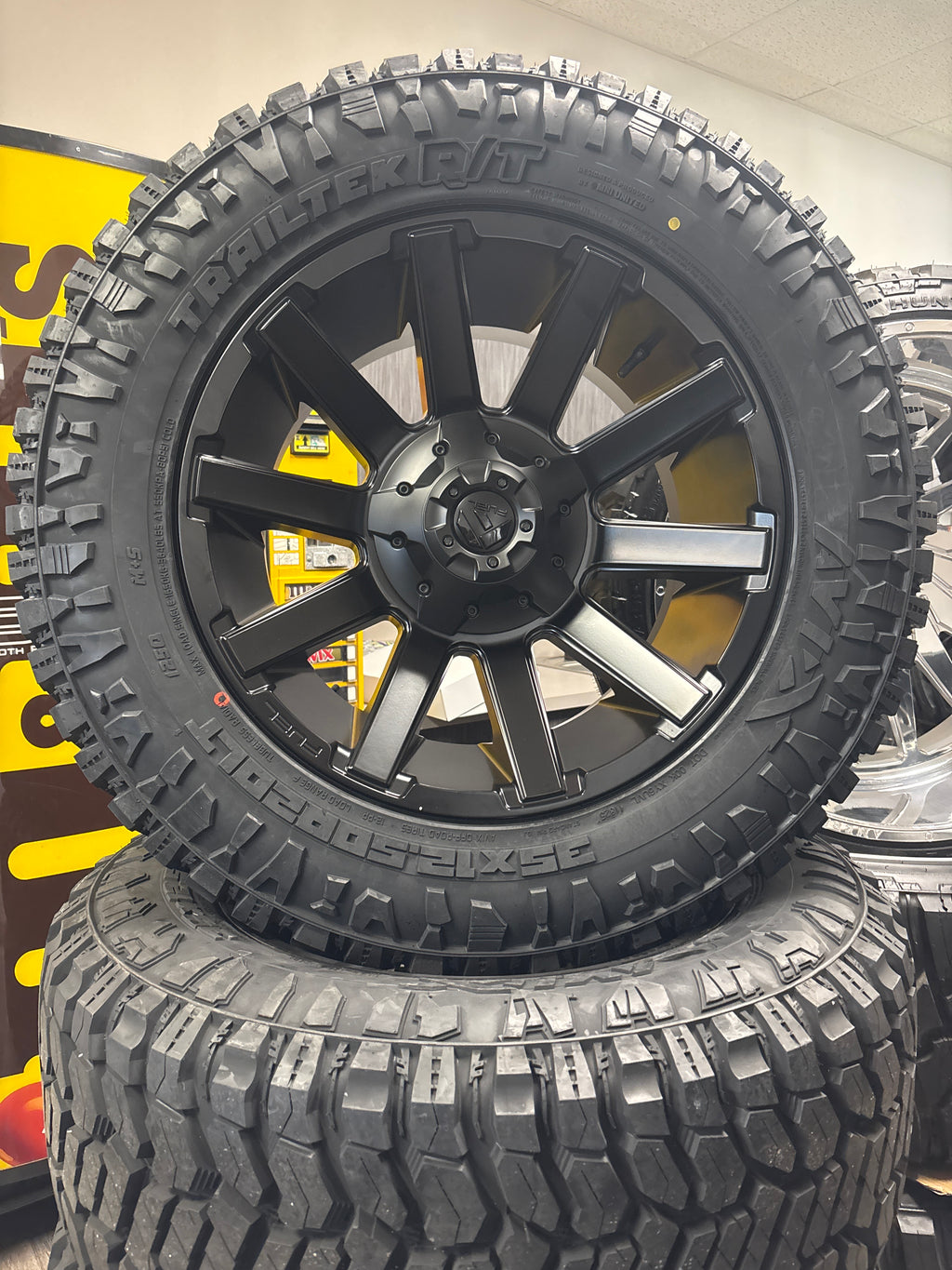 20x10 Fuel Contra 8x170 & 35x12.50R20 Avix R/T