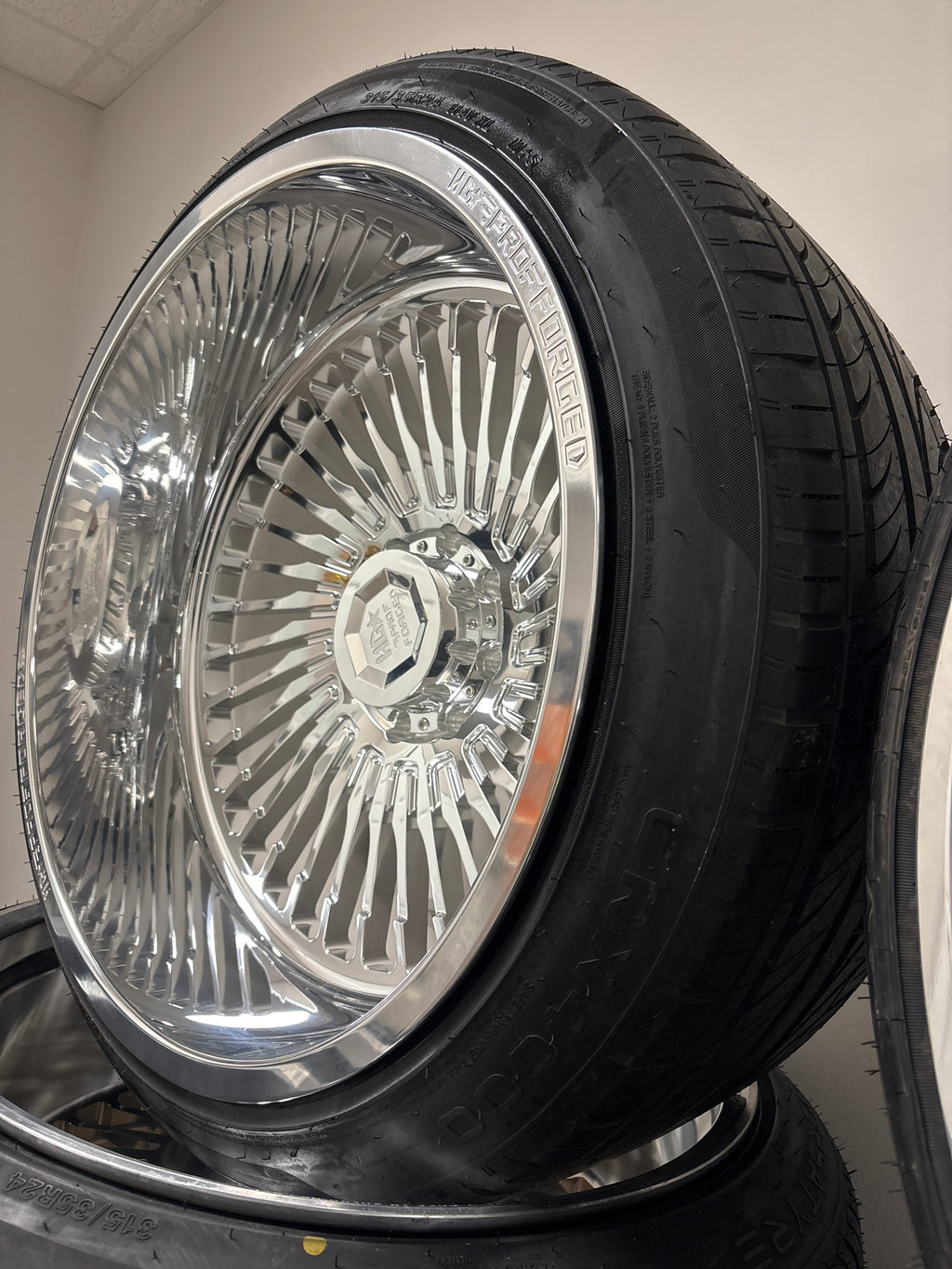 24x14 HD PRO Forged 6x5.5 & 305/35R24 Versatyre