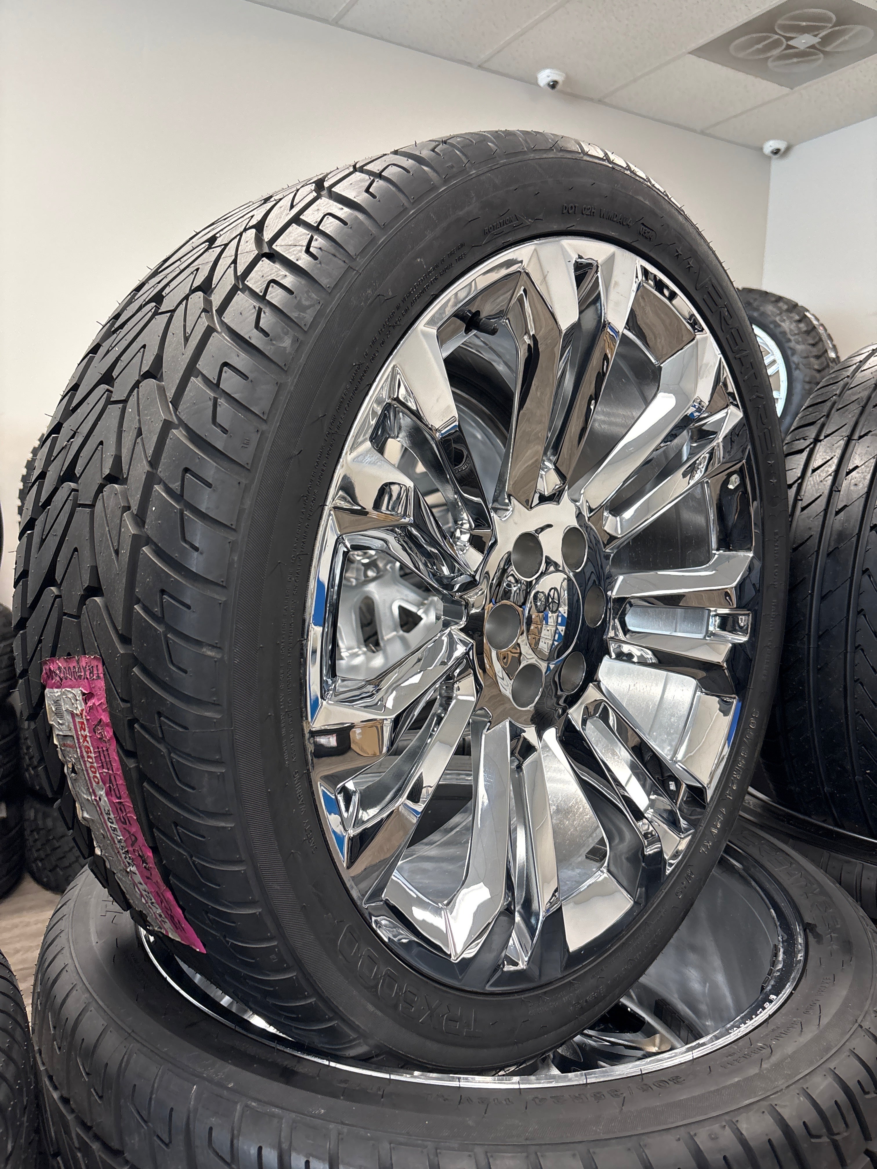 24” Denali Split 7 Replica 6x5.5 & 305/35R24 Versatyre