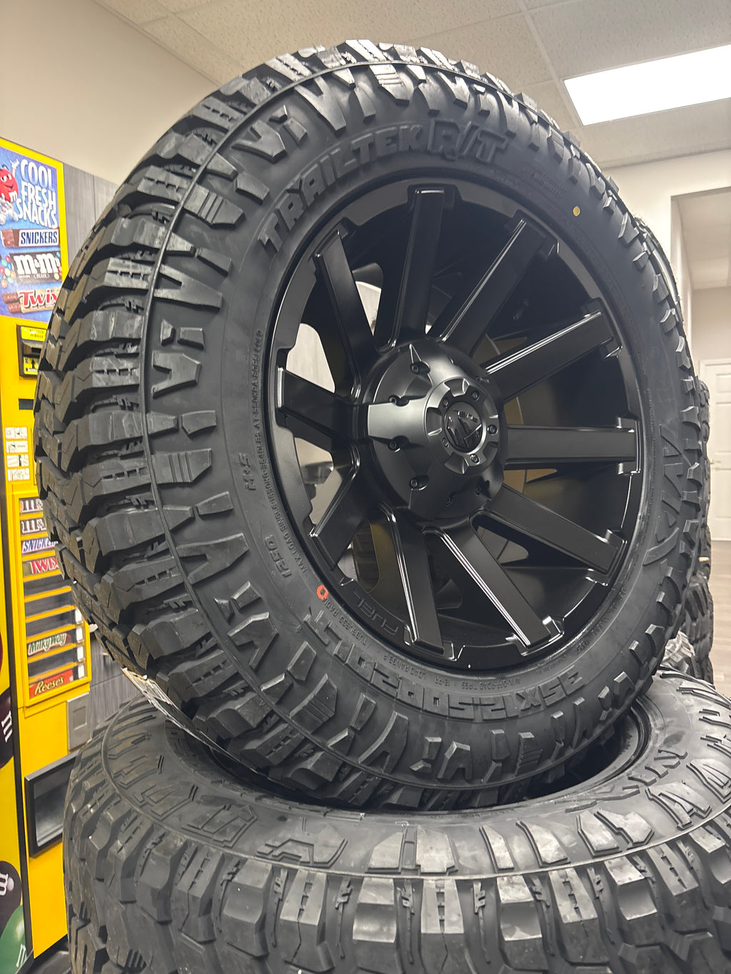20x10 Fuel Contra 8x180 & 35x12.50R20 Avix R/T
