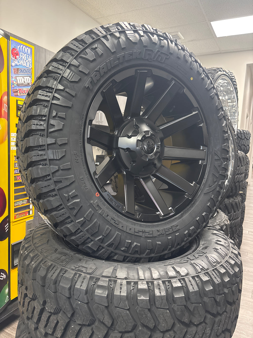 20x10 Fuel Contra 8x170 & 35x12.50R20 Avix R/T