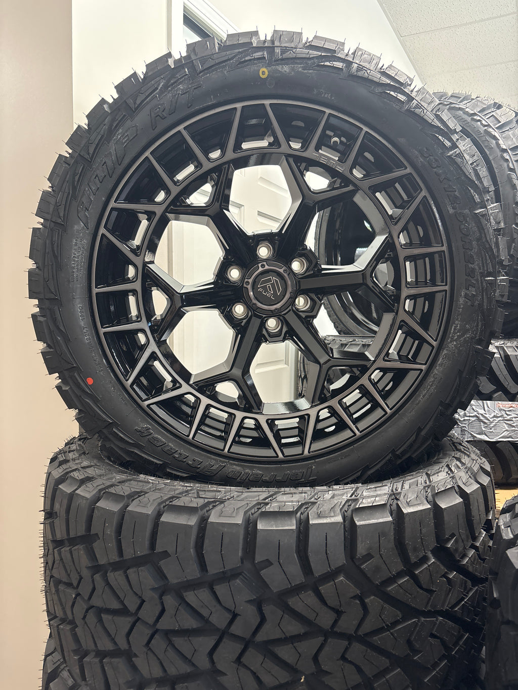 22x10 Fuel Charger 6x5.5 & 33x12.50R22 AMP R/T