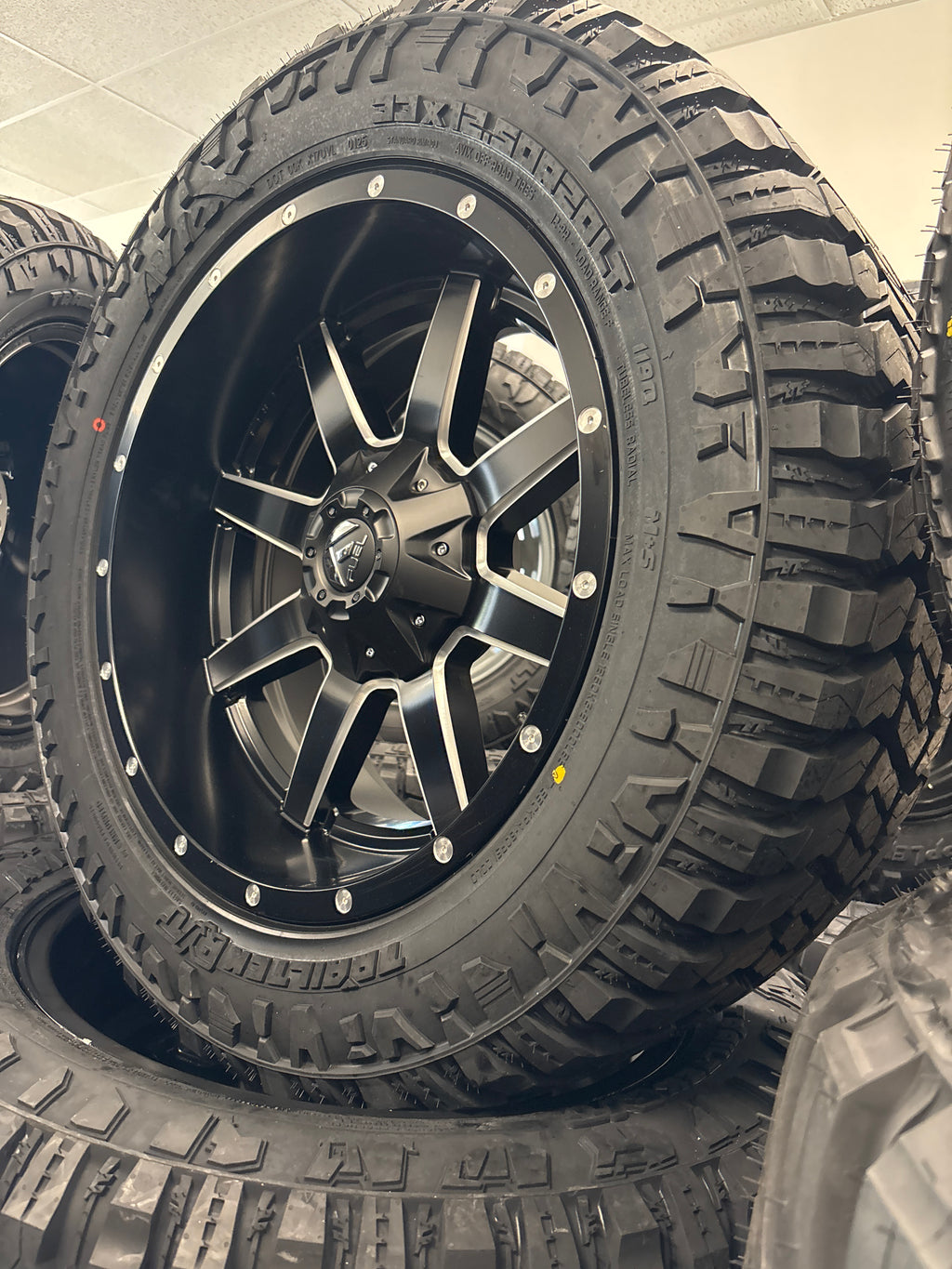 20x10 Fuel Maverick 6x5.5/ 6x135 & 33x12.50R20 Avix R/T