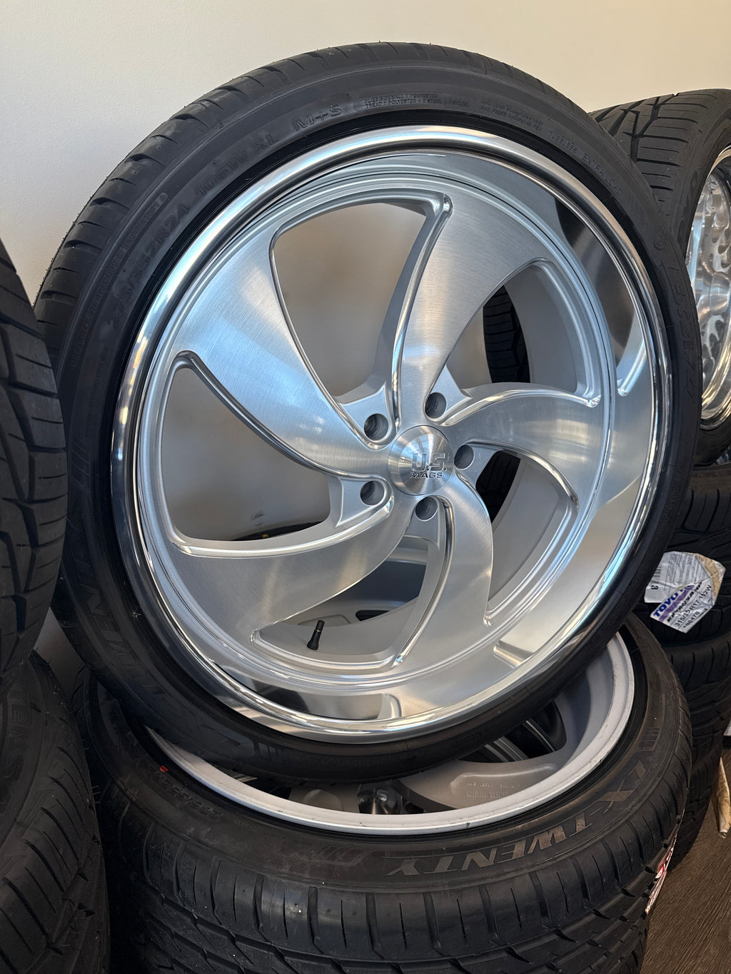 24” US Mags Desperado 5x5 Staggered & 275/35R24 Sqaured Lexani LX-Twenty